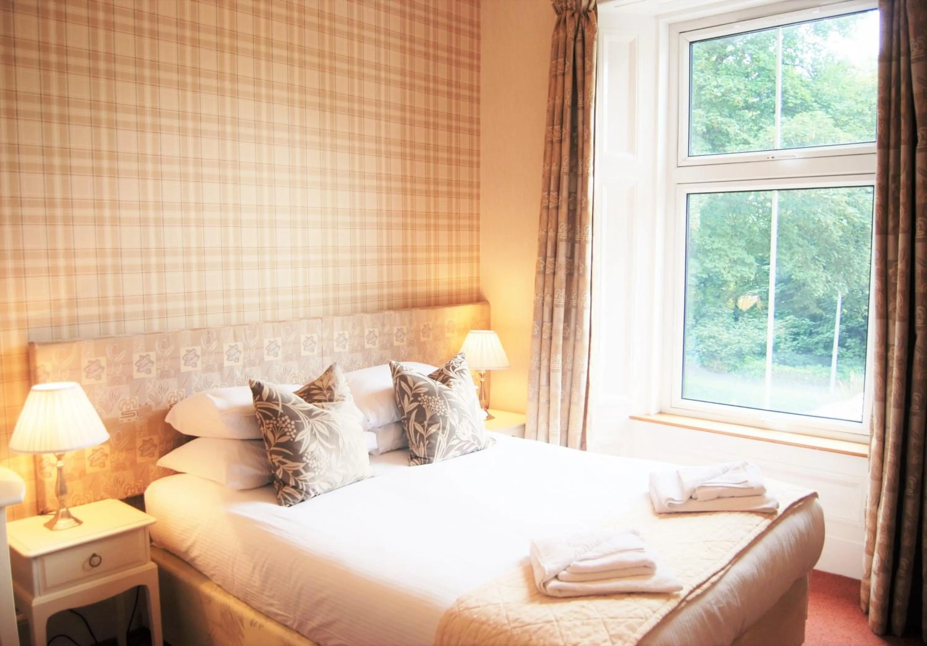 Photo of the whole room, Bed in Kingswood Hotel