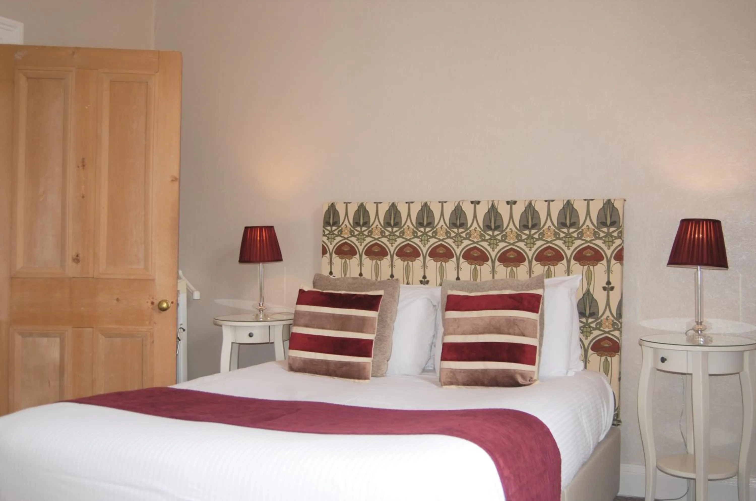 Bed in Kingswood Hotel