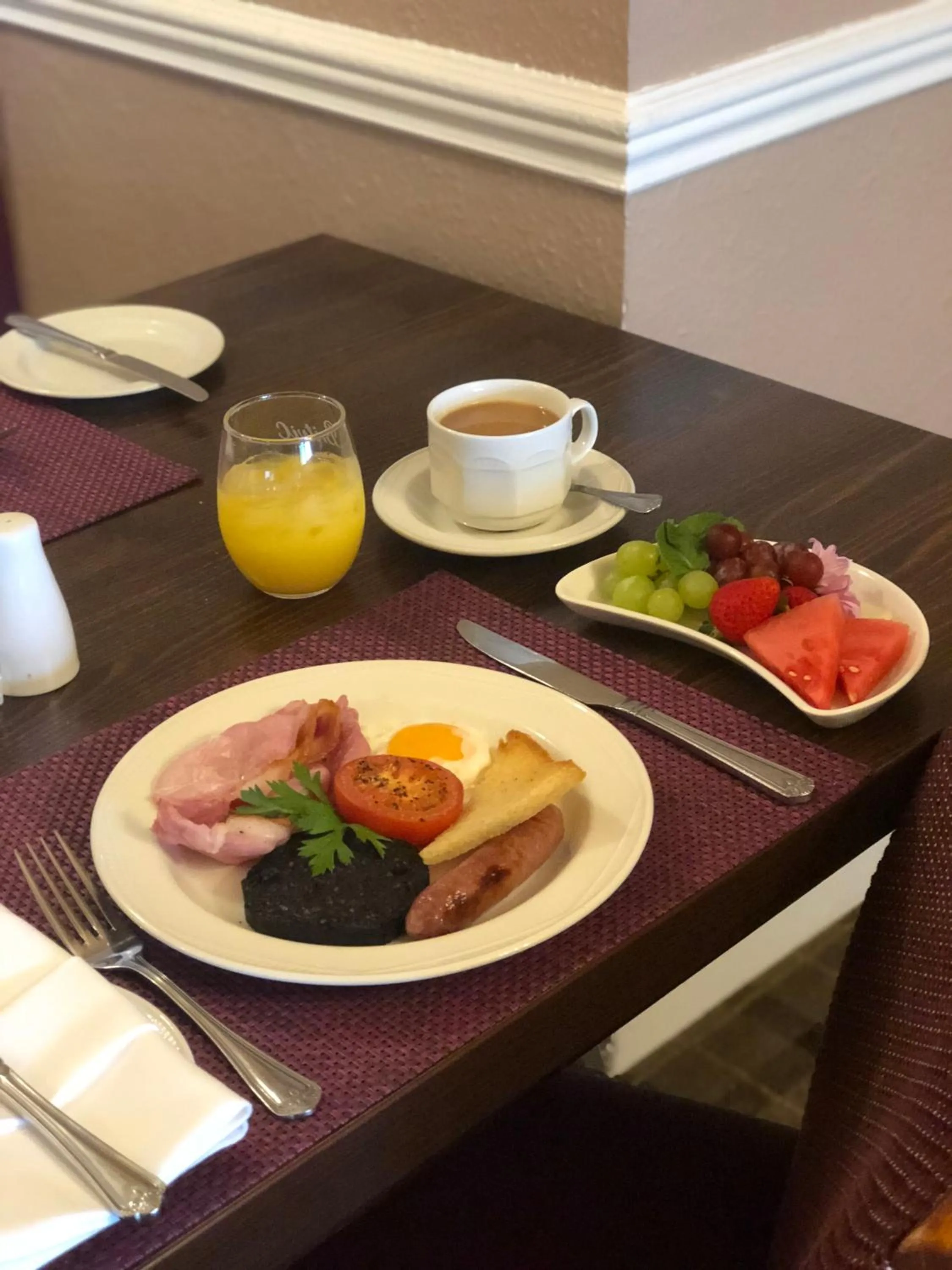 Restaurant/places to eat in Kingswood Hotel