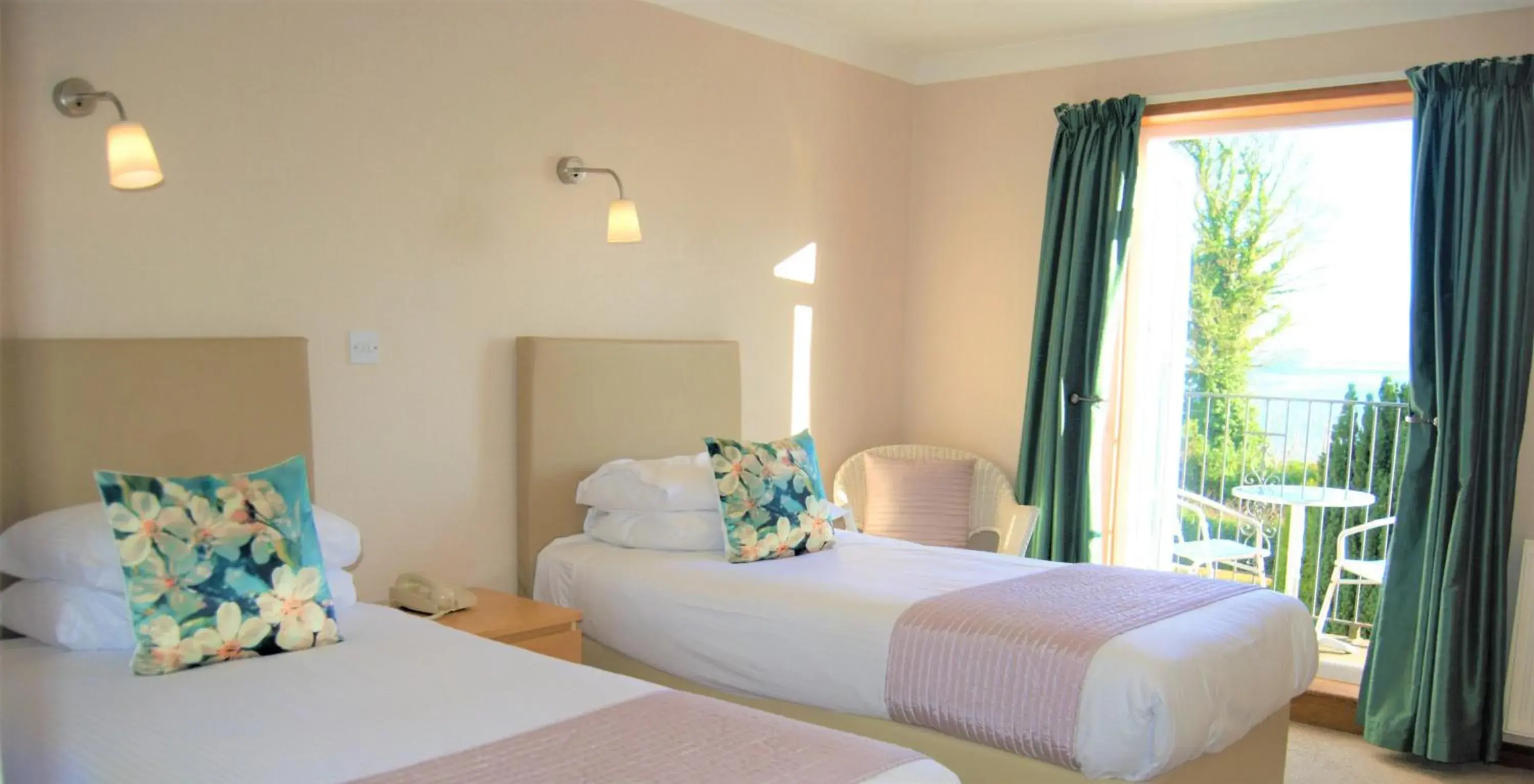 Twin Room with Sea View and Balcony in Kingswood Hotel Twin Room with Sea View and Balcony in Kingswood Hotel