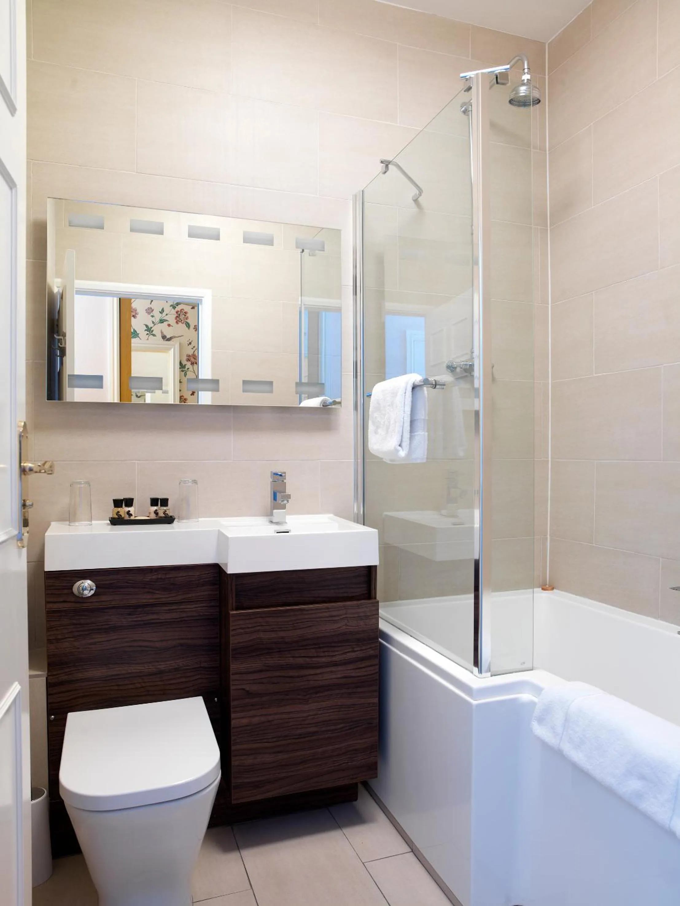 Bathroom in The Bull Hotel Maidstone/Sevenoaks