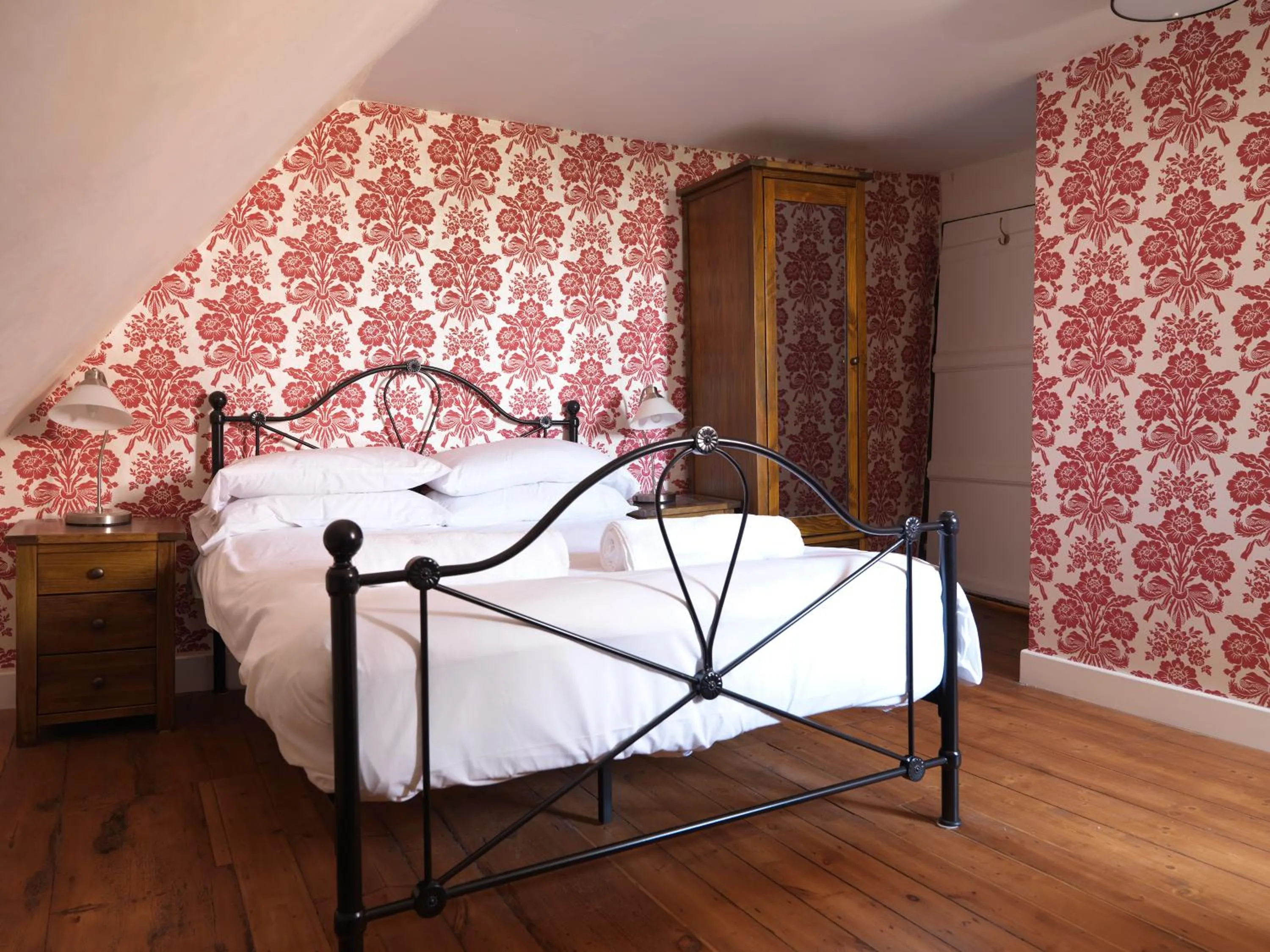 Photo of the whole room, Bed in The Bull Hotel Maidstone/Sevenoaks