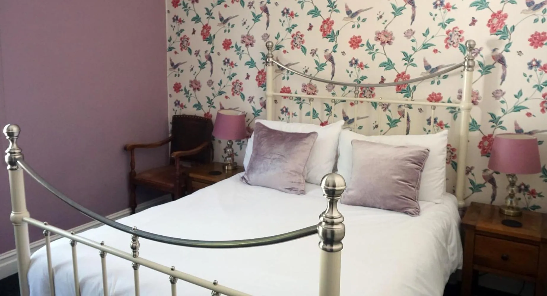 Bed in The Bull Hotel Maidstone/Sevenoaks
