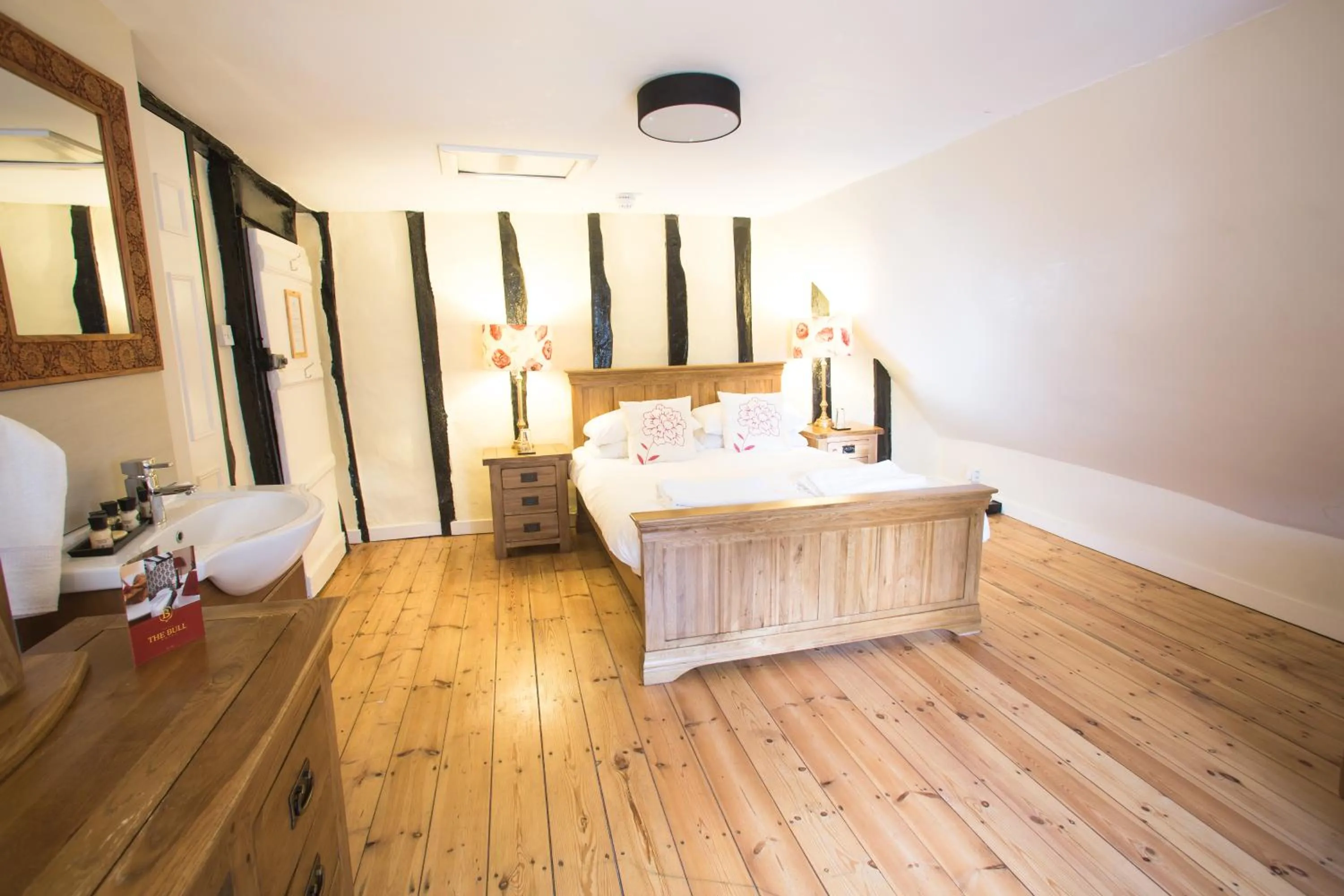 Photo of the whole room in The Bull Hotel Maidstone/Sevenoaks