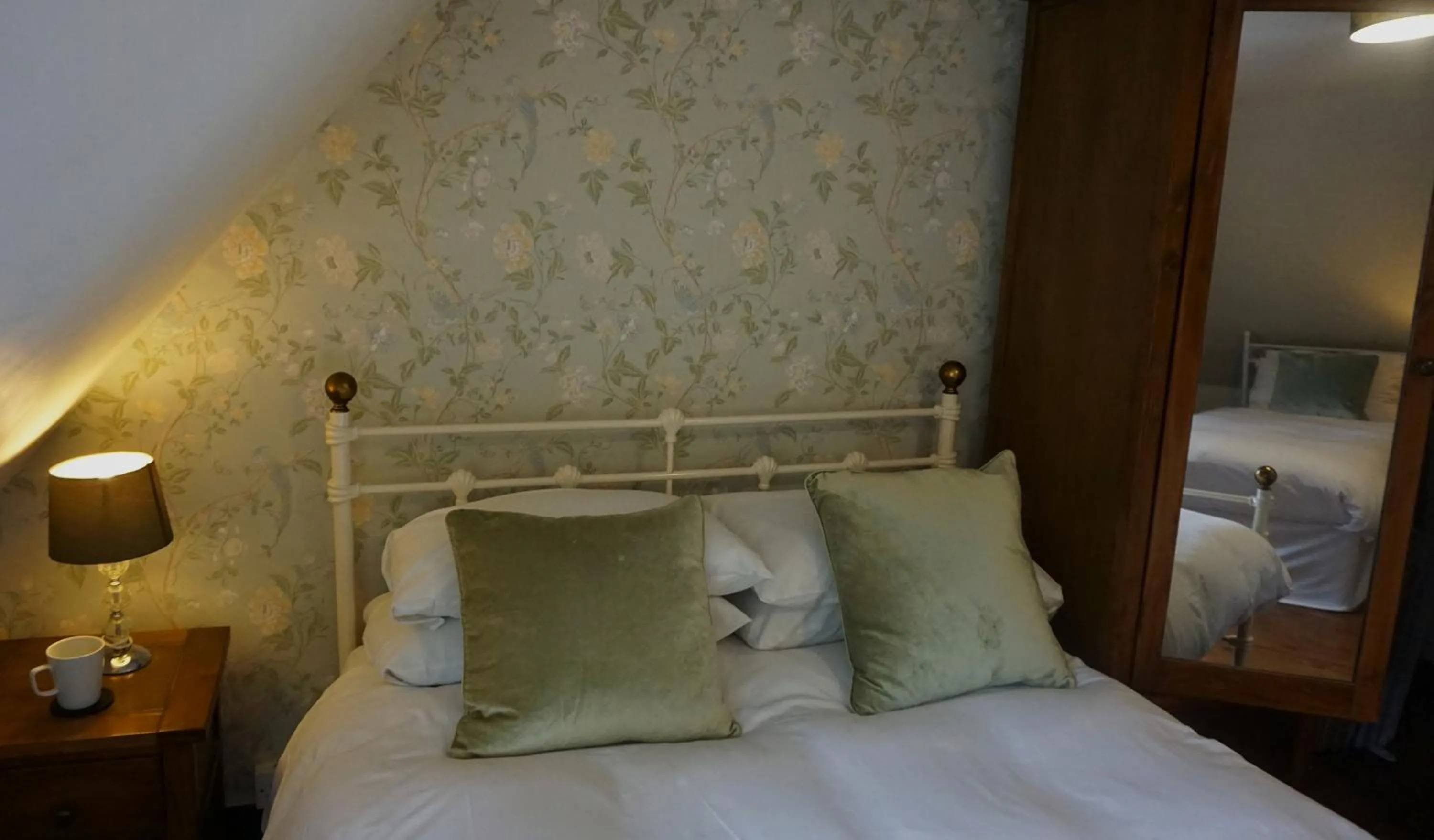 Bed in The Bull Hotel Maidstone/Sevenoaks