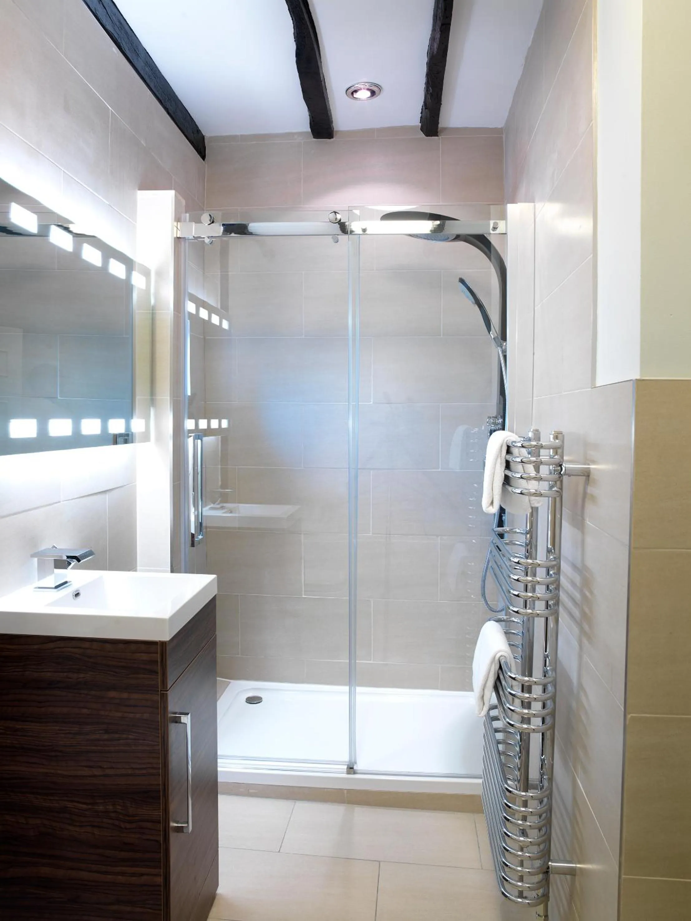 Bathroom in The Bull Hotel Maidstone/Sevenoaks