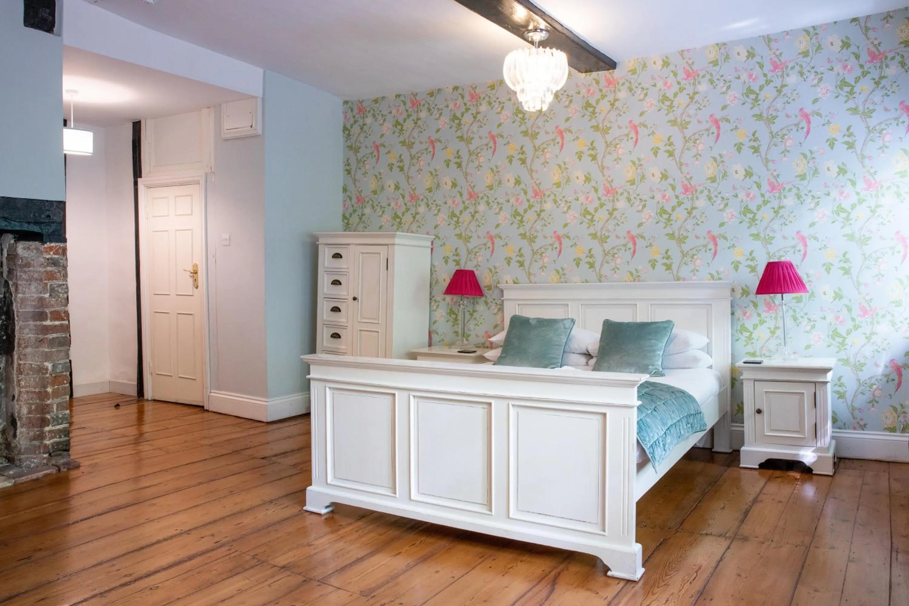 Photo of the whole room, Bed in The Bull Hotel Maidstone/Sevenoaks