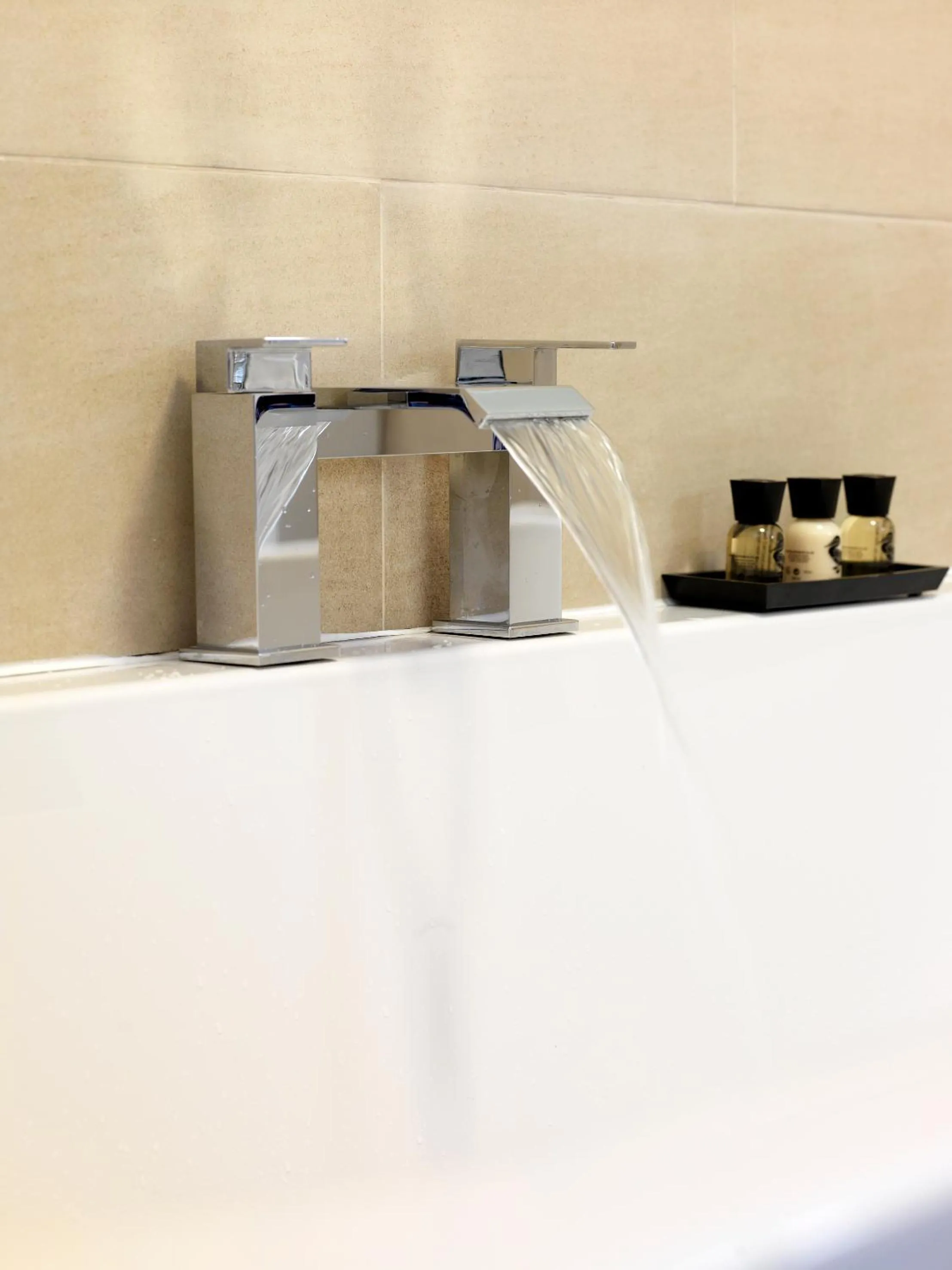 Bathroom in The Bull Hotel Maidstone/Sevenoaks