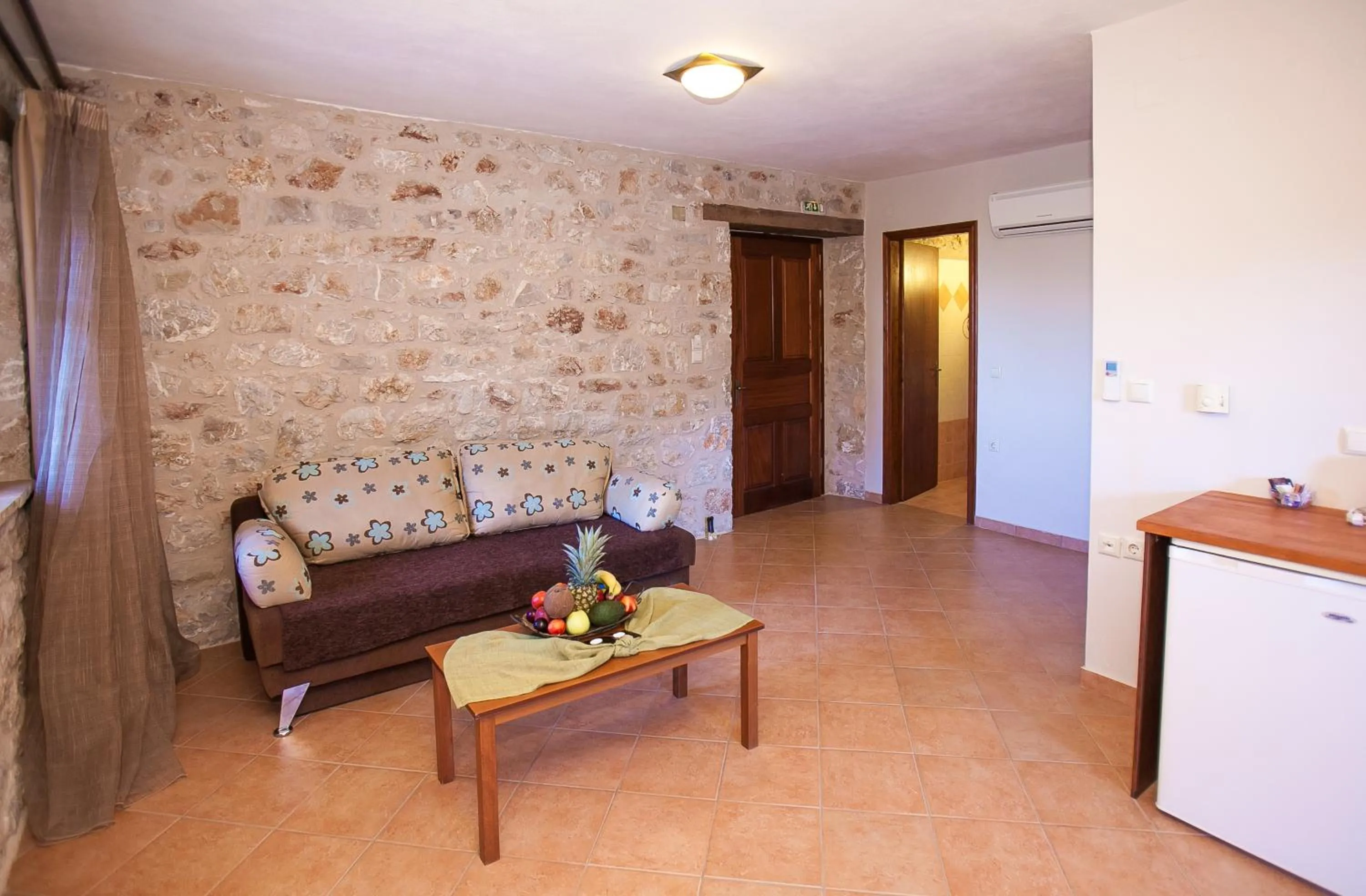 Photo of the whole room in Anigraia