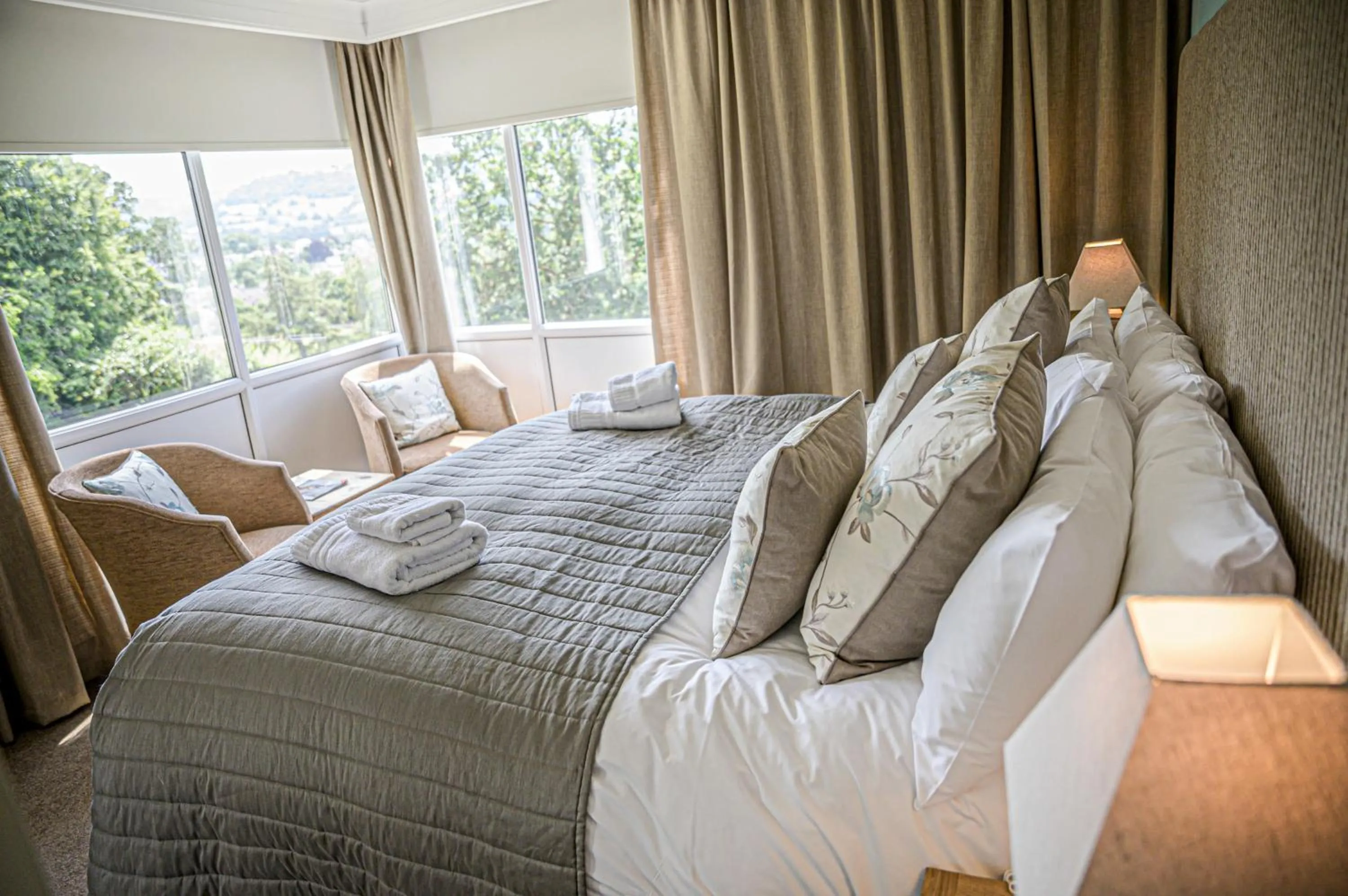 Bedroom, Bed in The Manor Hotel