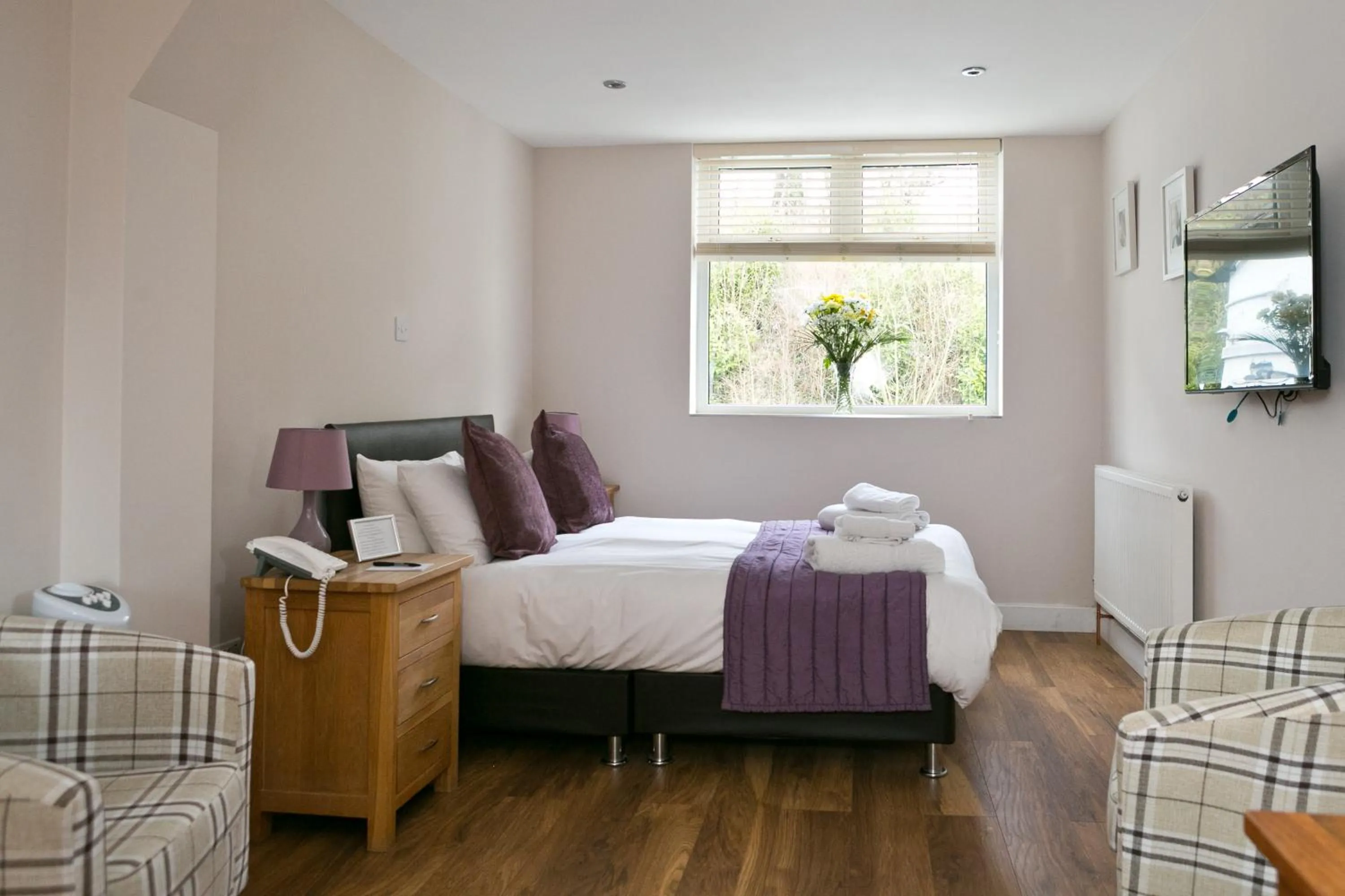 Bedroom, Bed in The Manor Hotel