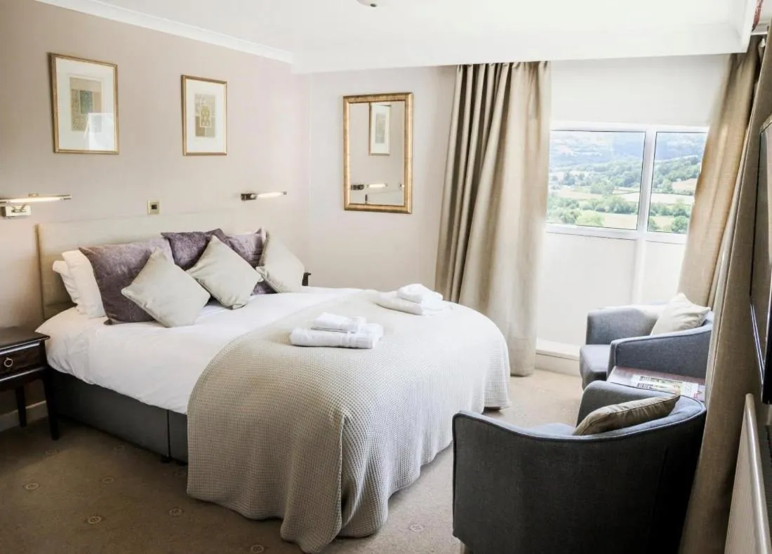 Bedroom, Bed in The Manor Hotel