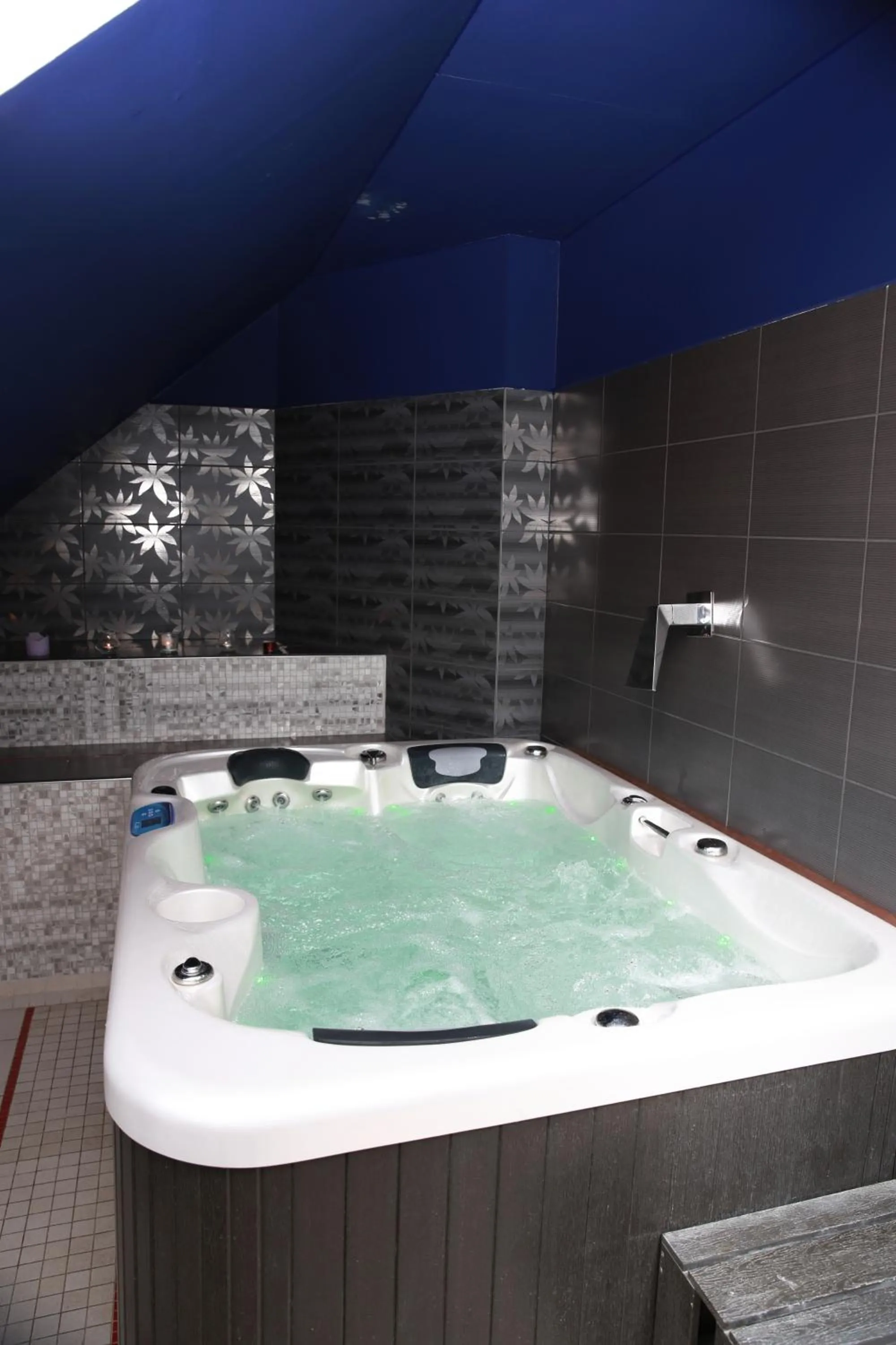 Hot Tub in Wellness Penzion Kroměříž - Zlobice
