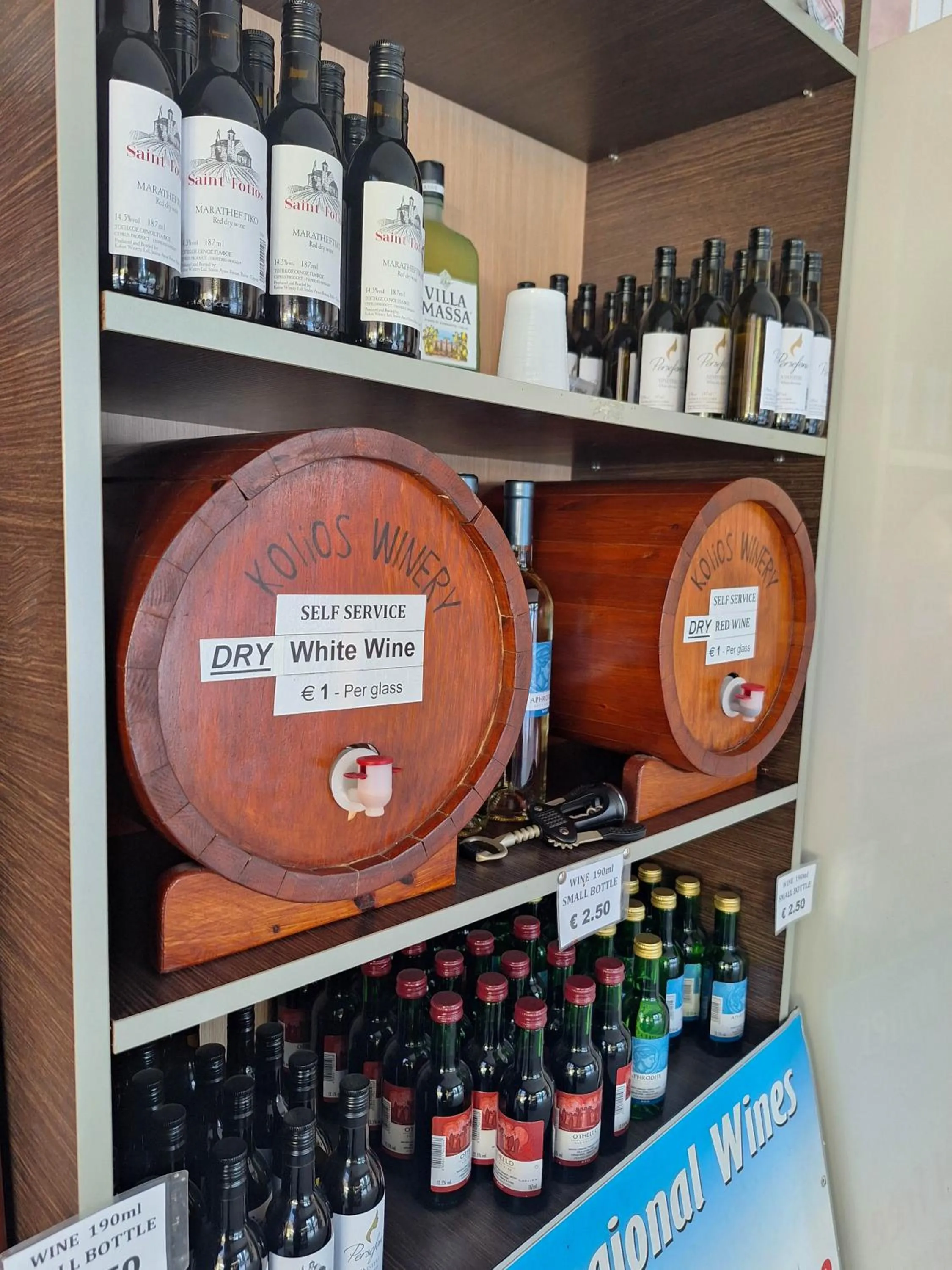 Restaurant/places to eat in Apollonia Hotel Apartments