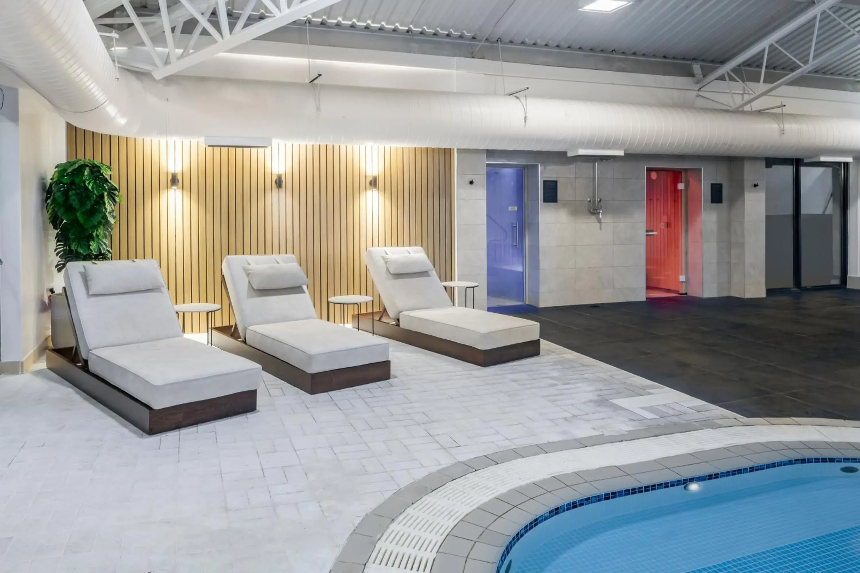 Swimming pool in Holiday Inn Gloucester - Cheltenham by IHG Swimming pool in Holiday Inn Gloucester - Cheltenham by IHG