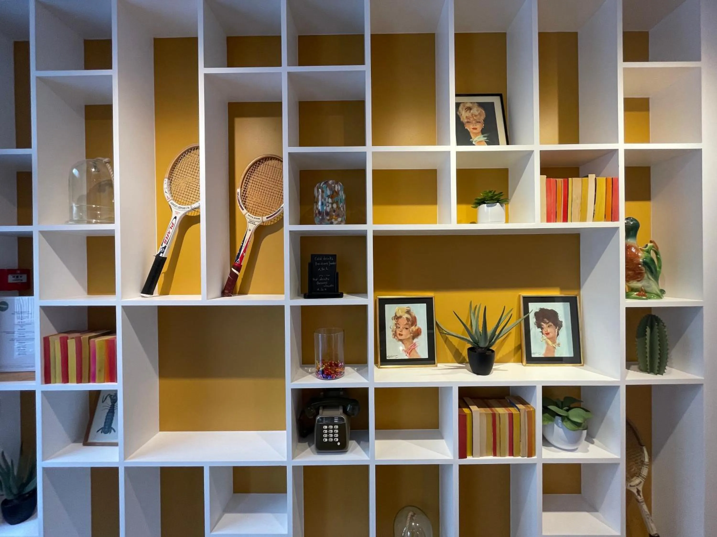 Library in Parici Hôtel Boulogne Billancourt