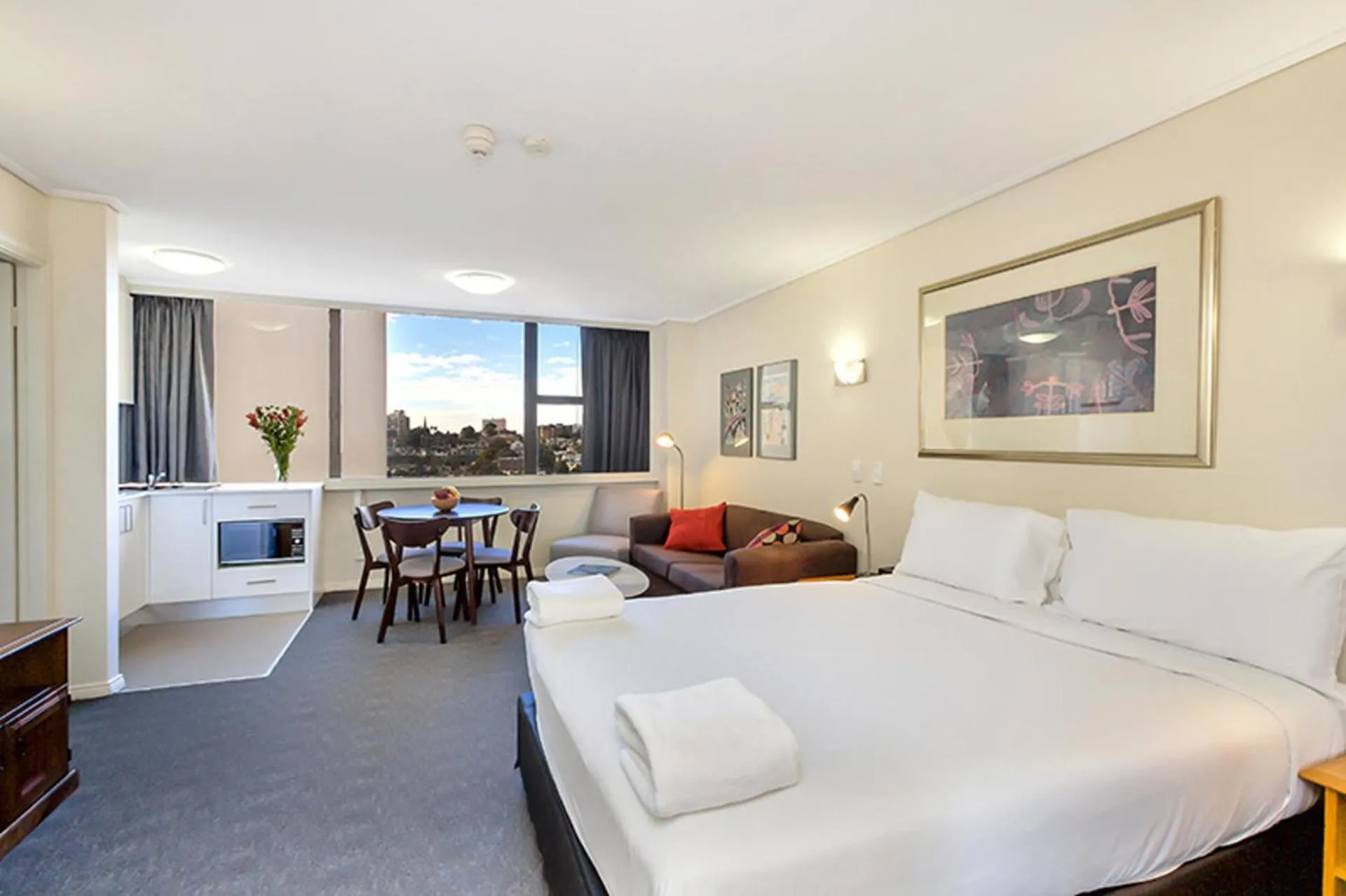 Cosmopolitan apartment at College St