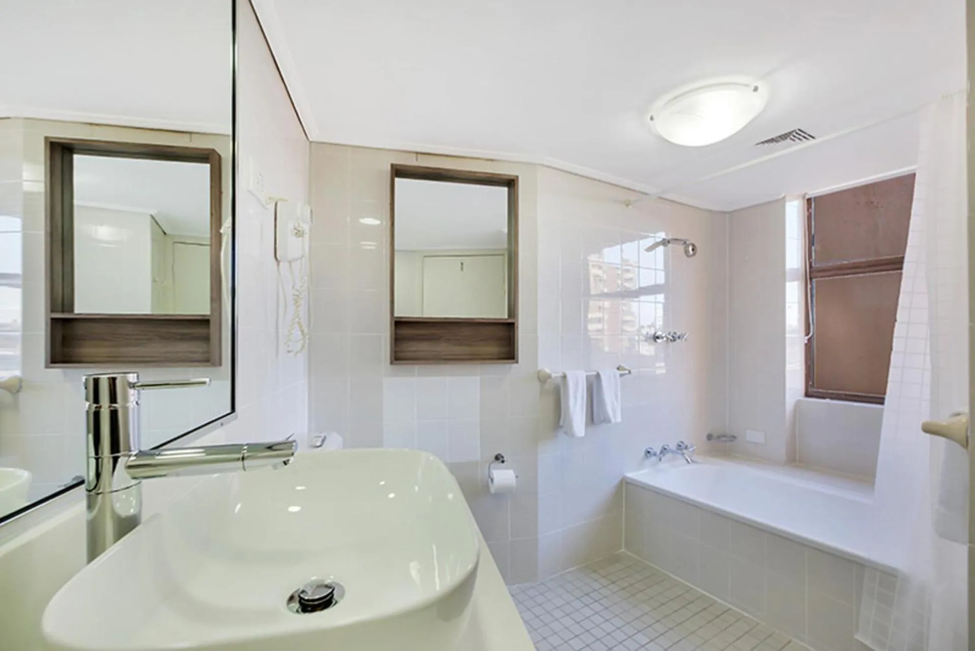 Cosmopolitan apartment at College St