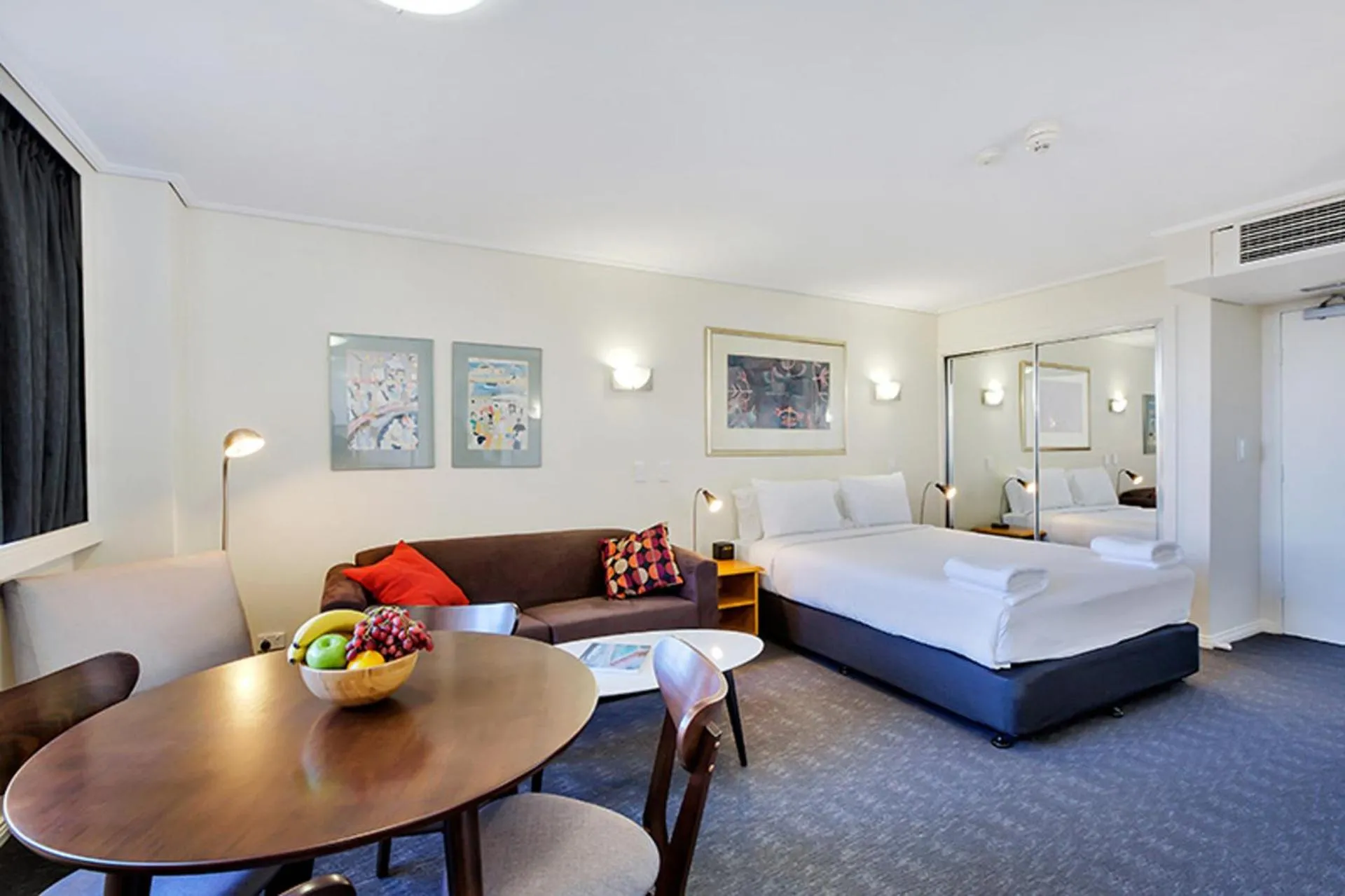Cosmopolitan apartment at College St