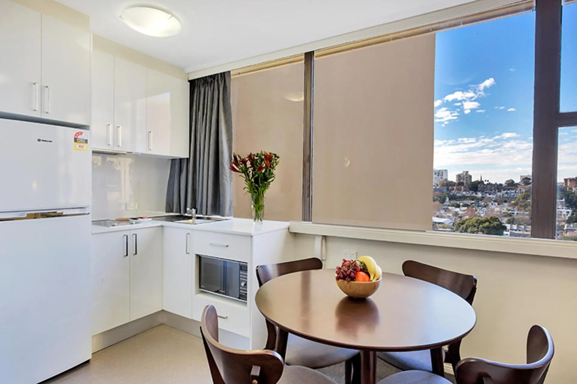 Cosmopolitan apartment at College St