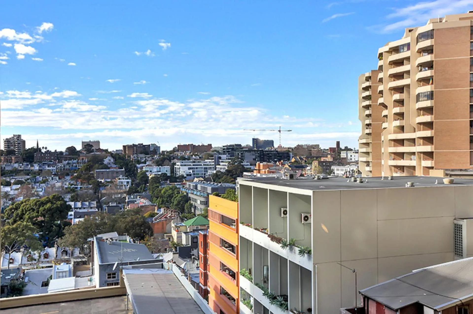 Cosmopolitan apartment at College St