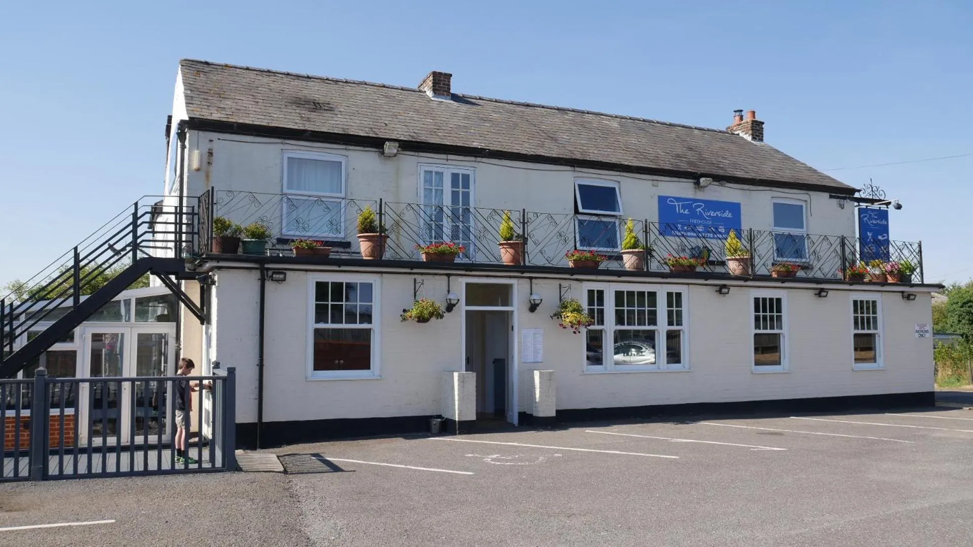 Facade/entrance in The Riverside