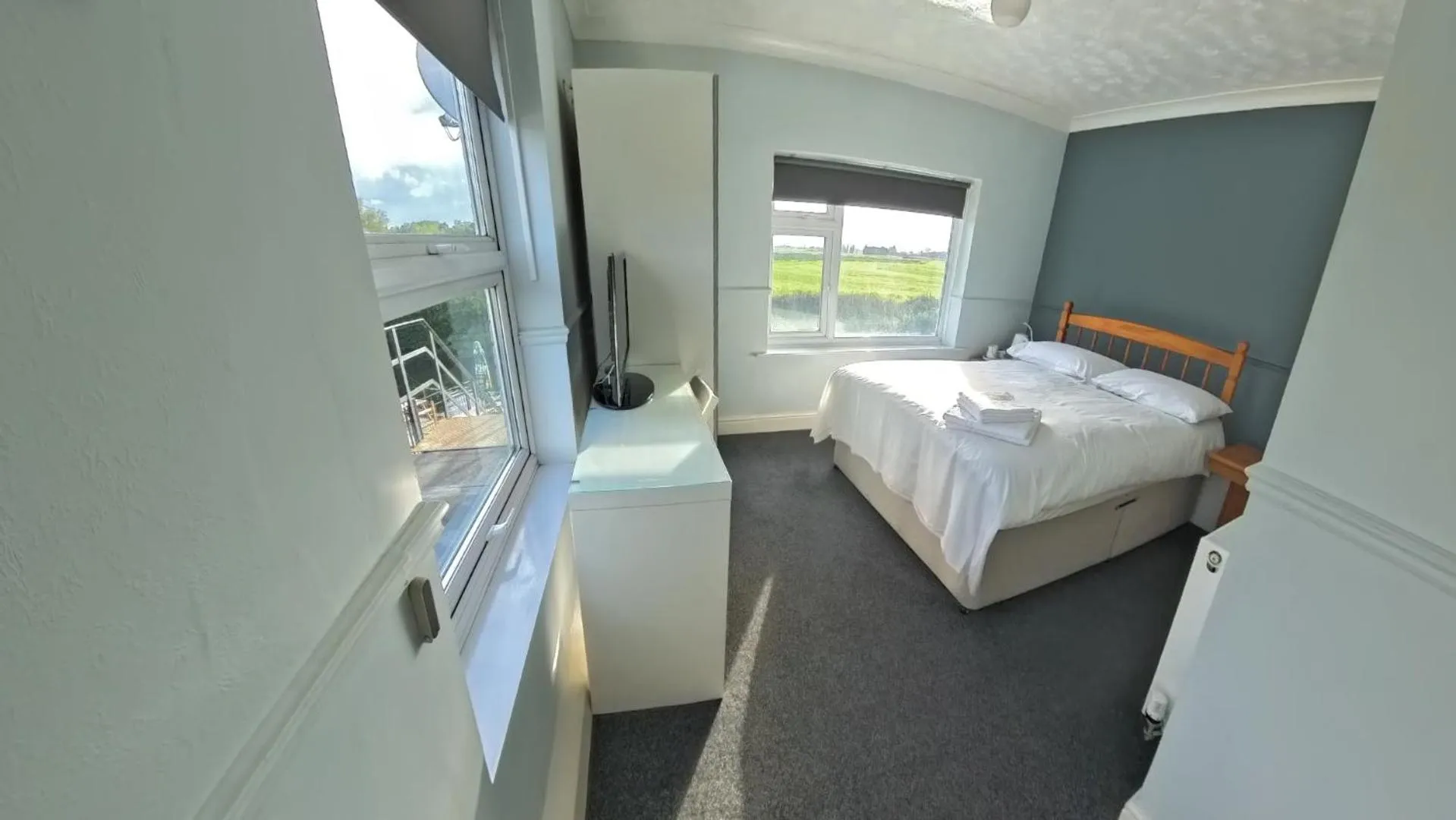 River view, Bed in The Riverside