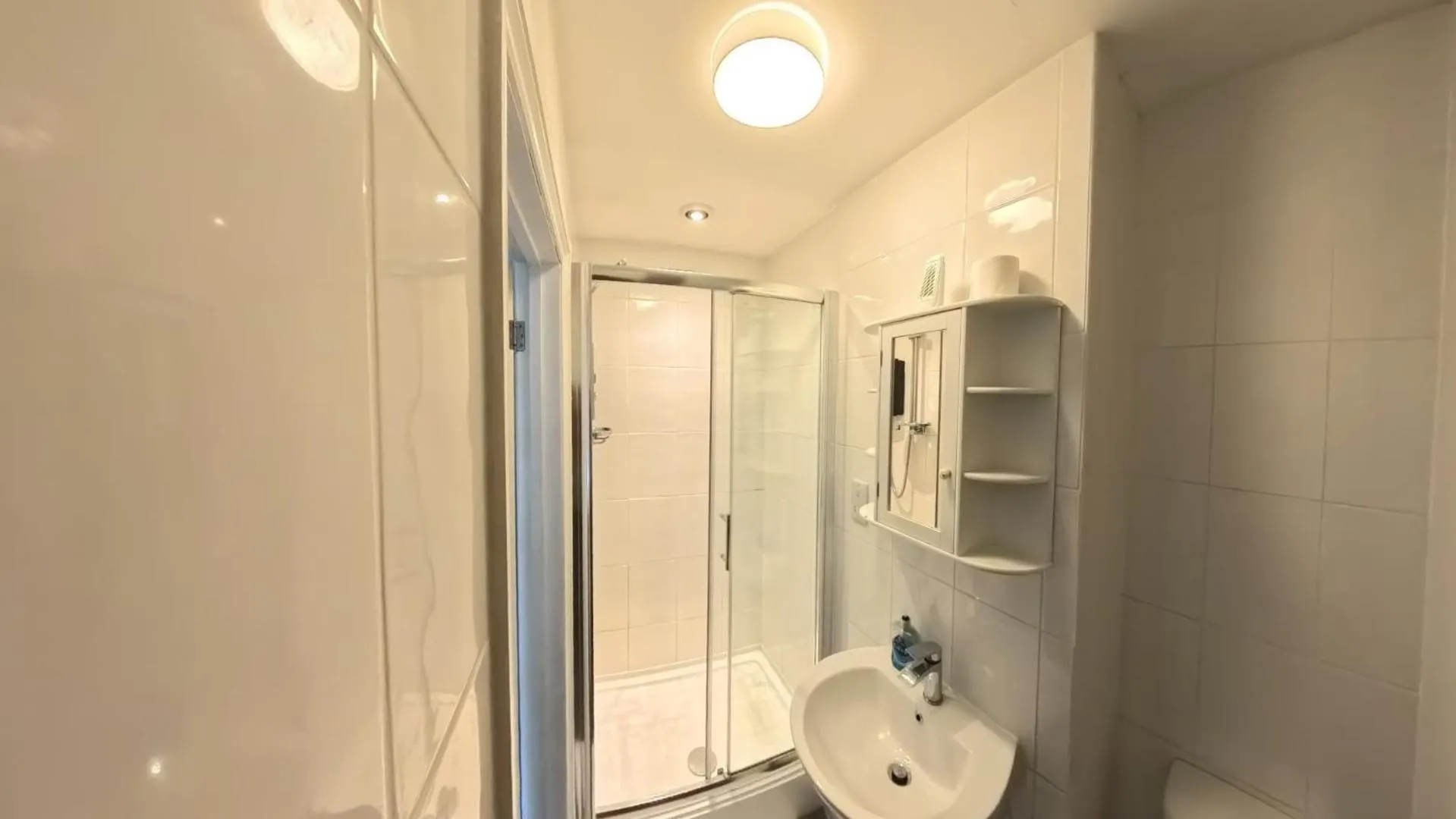 Shower in The Riverside