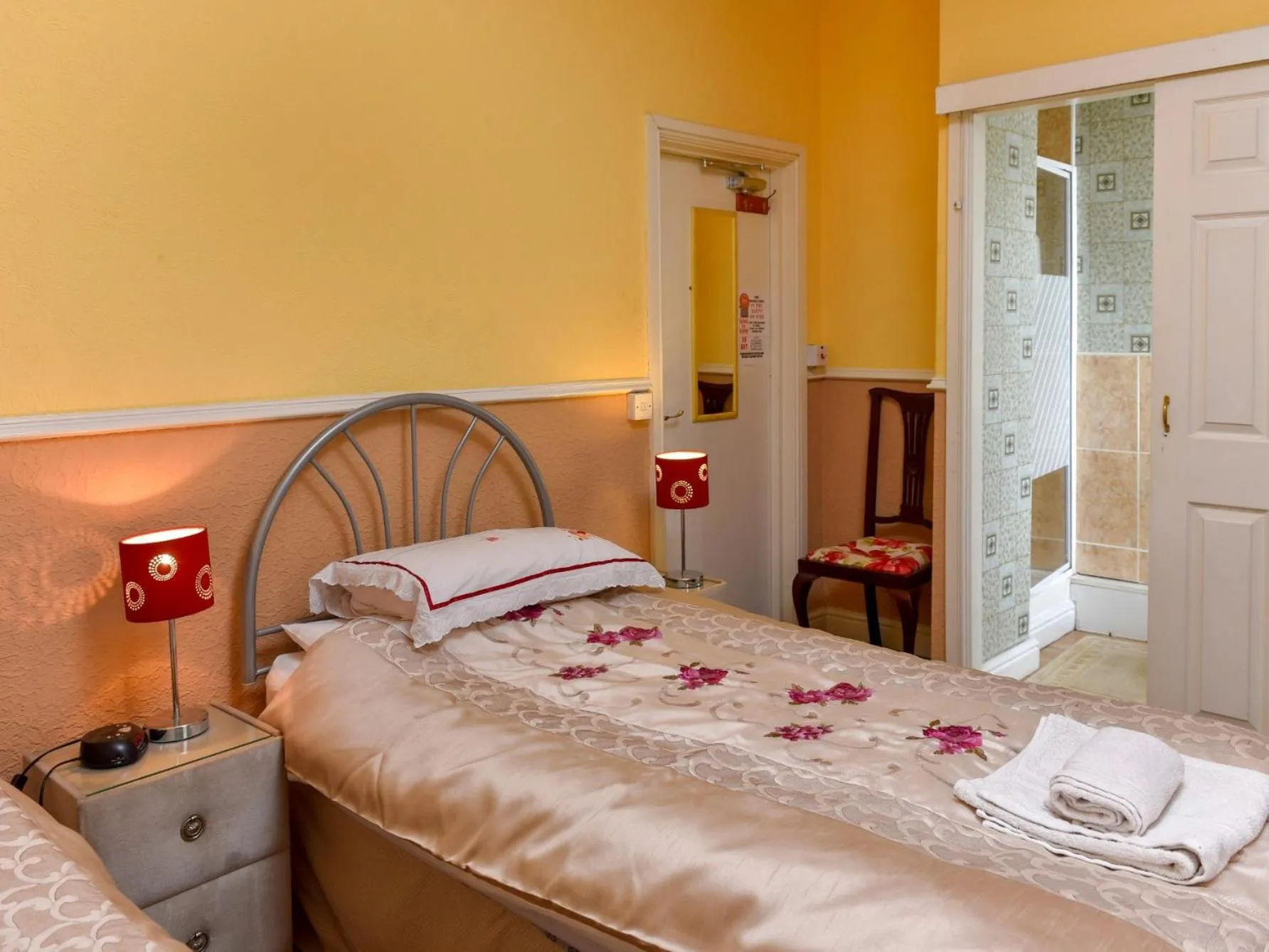 Bedroom, Bed in The Warren Guest House