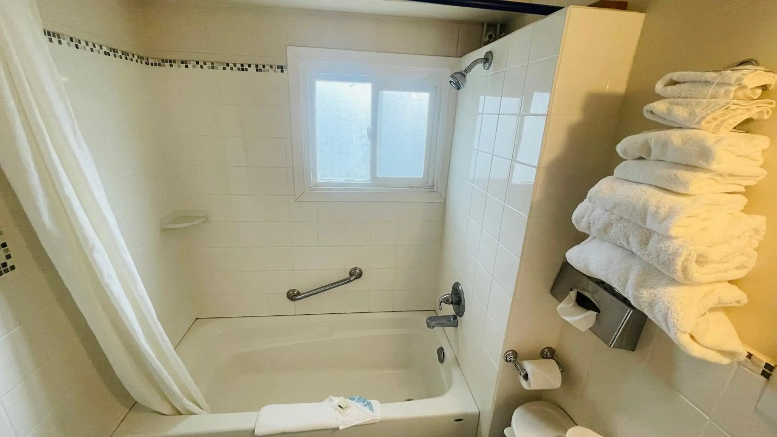 Queen Room in Travellers Motel Queen Room in Travellers Motel