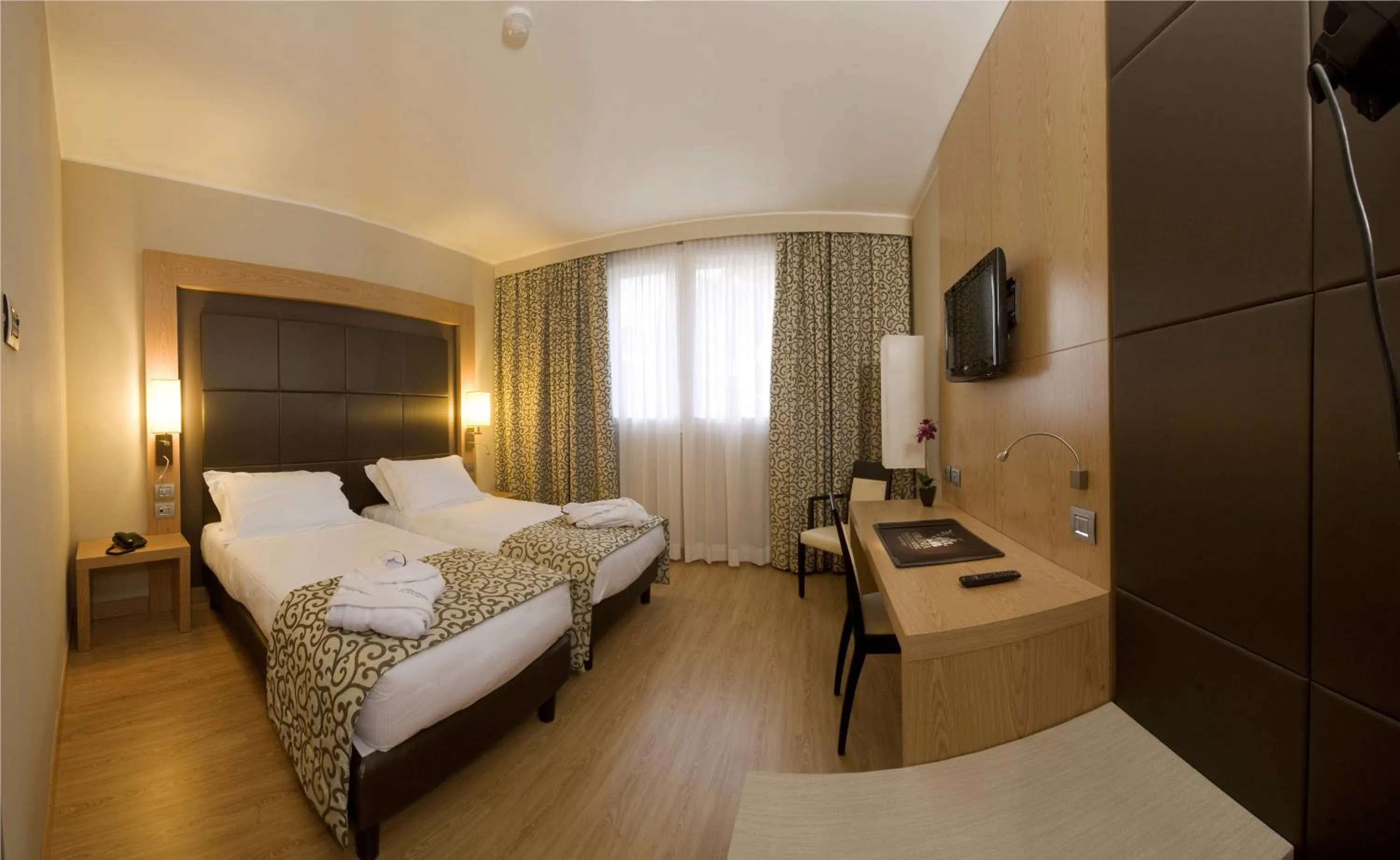 Photo of the whole room, Bed in Virginia Palace Hotel