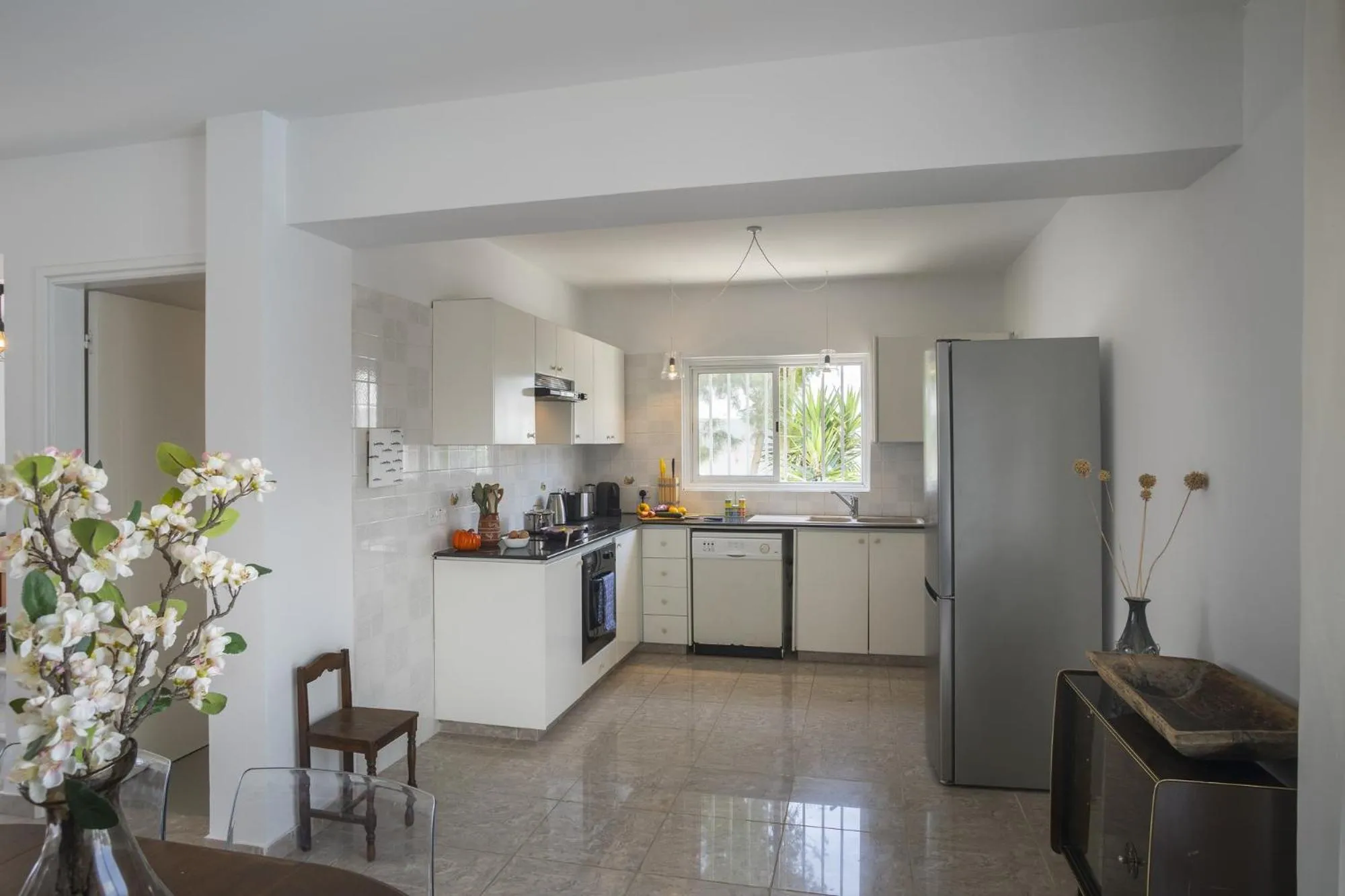 Kitchen or kitchenette in Villa Serene