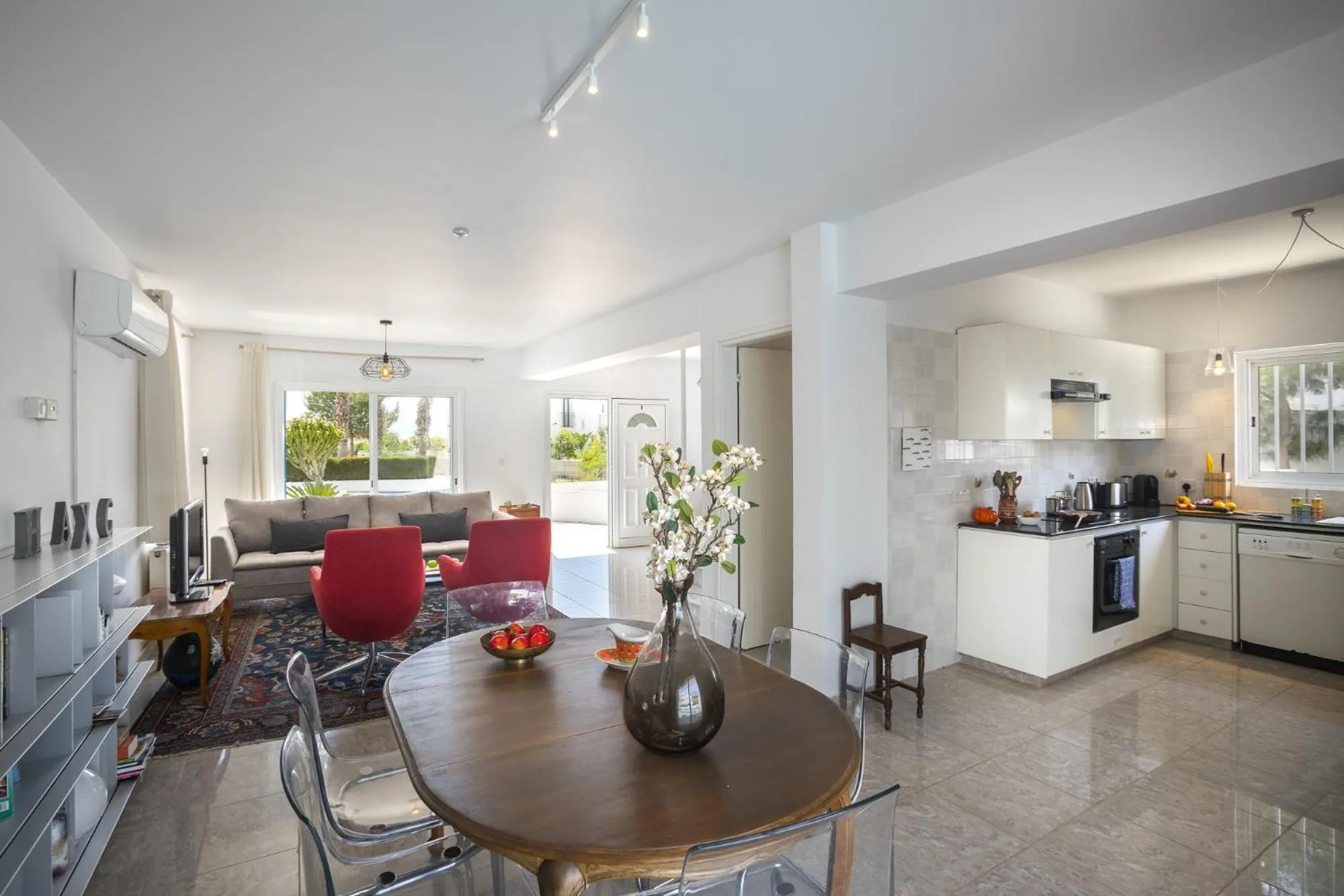 Kitchen or kitchenette in Villa Serene