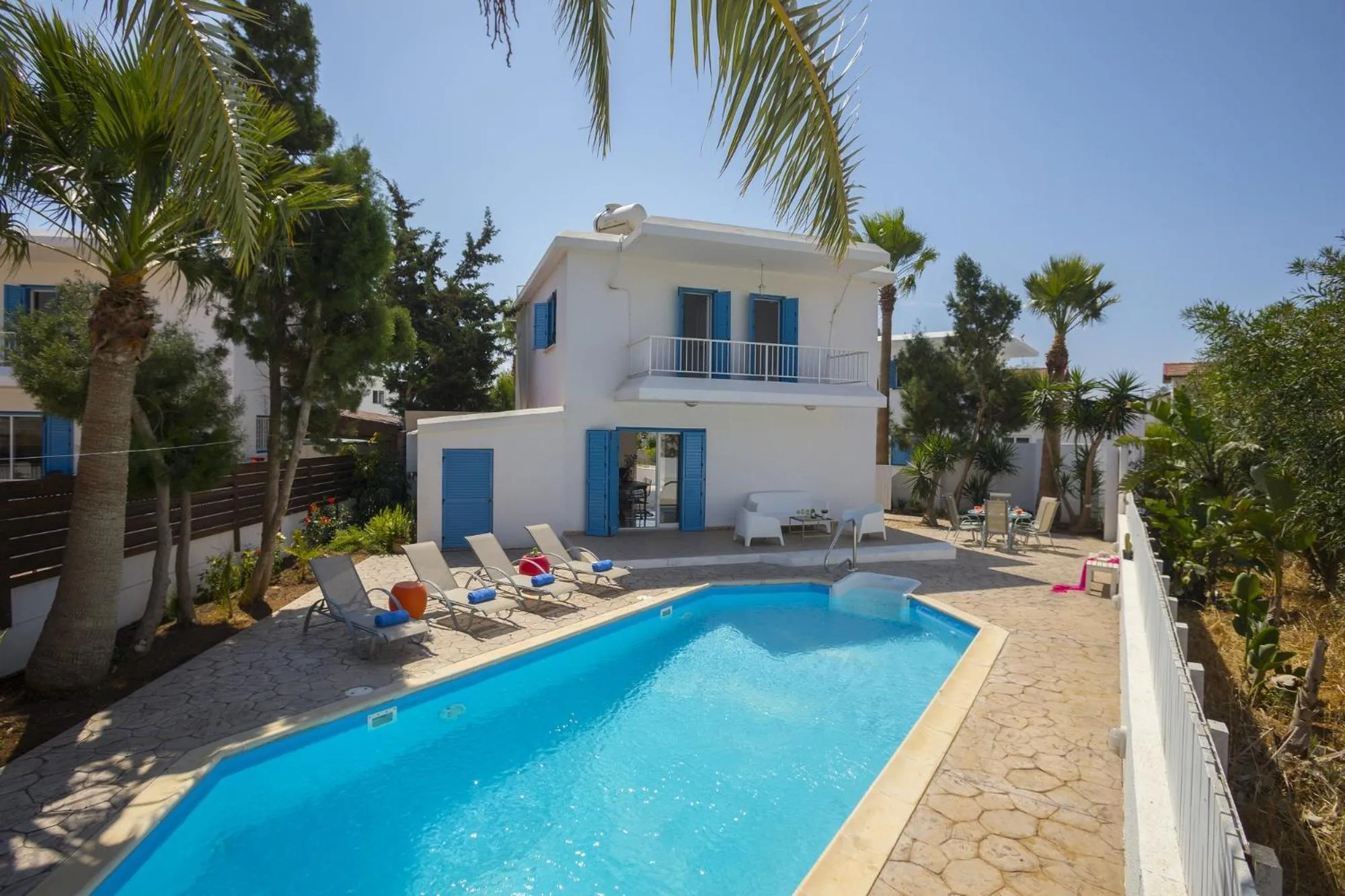 Swimming pool in Villa Serene