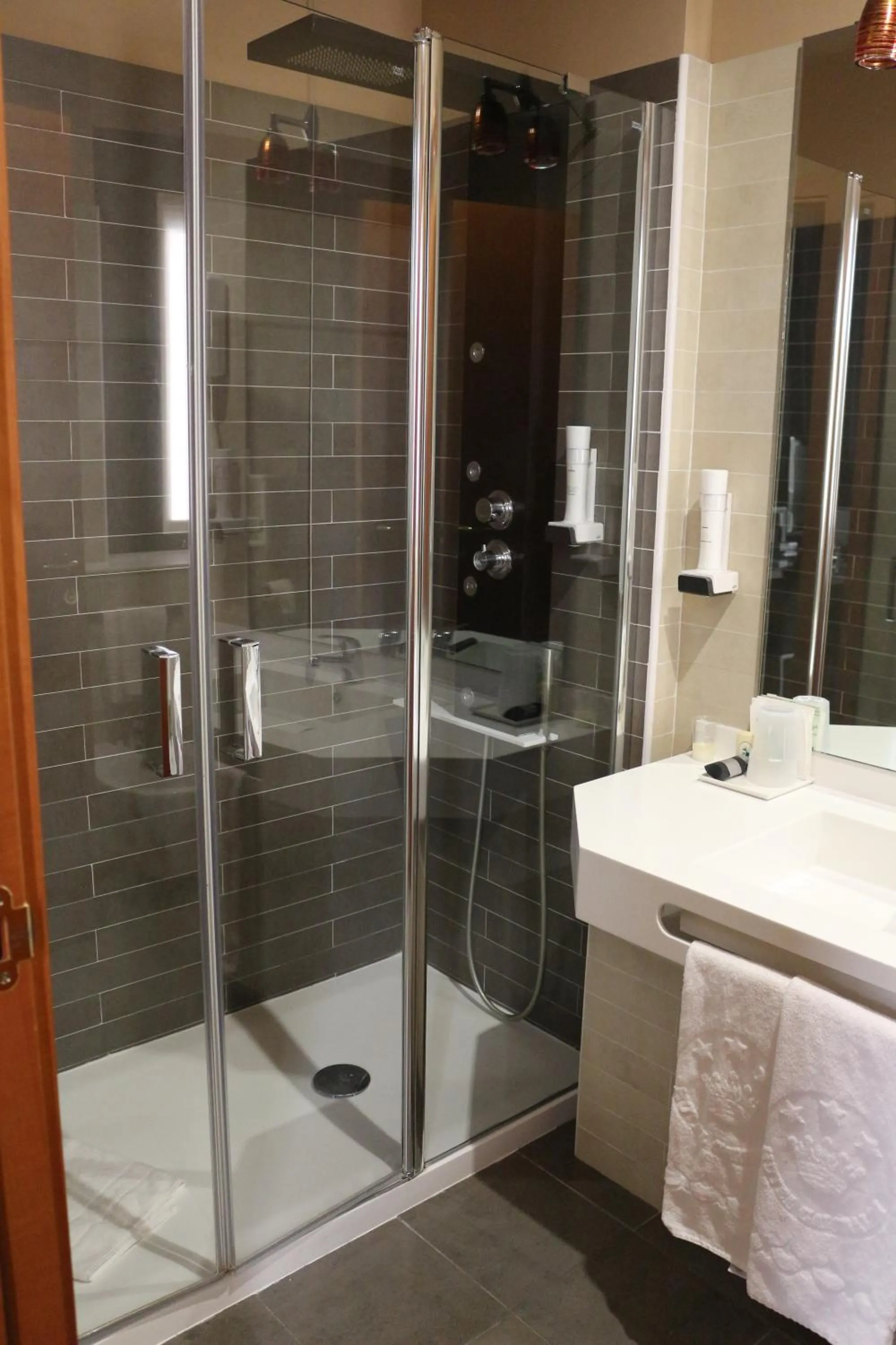 Shower in Hotel Garibaldi