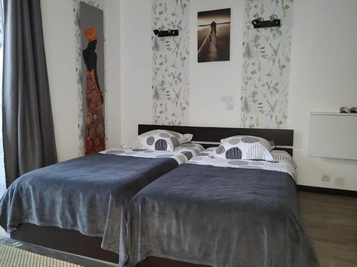 Bedroom, Bed in Cléome