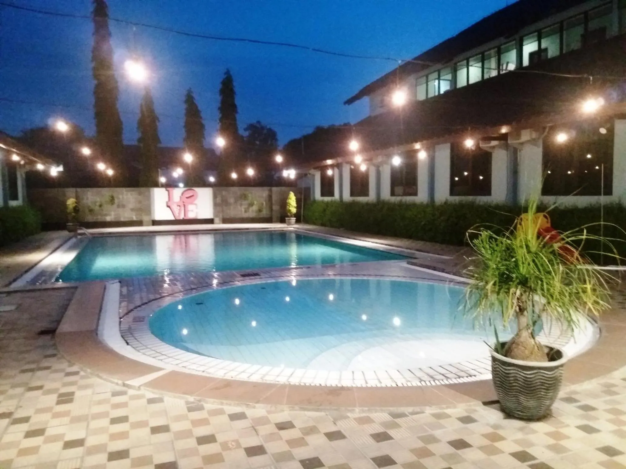 Swimming pool in Hotel Sofia Juanda Surabaya