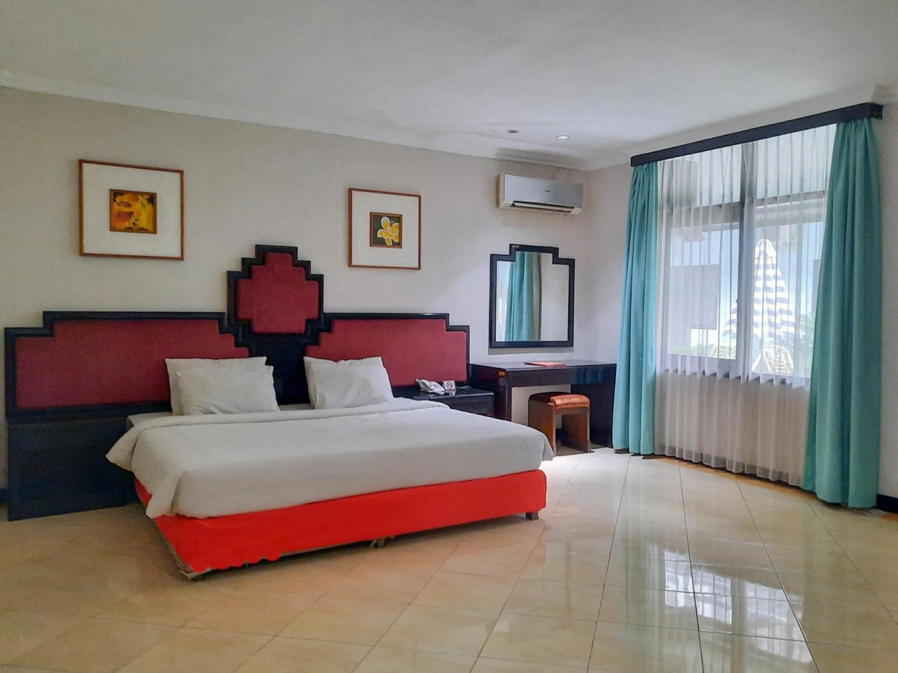 Photo of the whole room, Bed in Hotel Sofia Juanda Surabaya