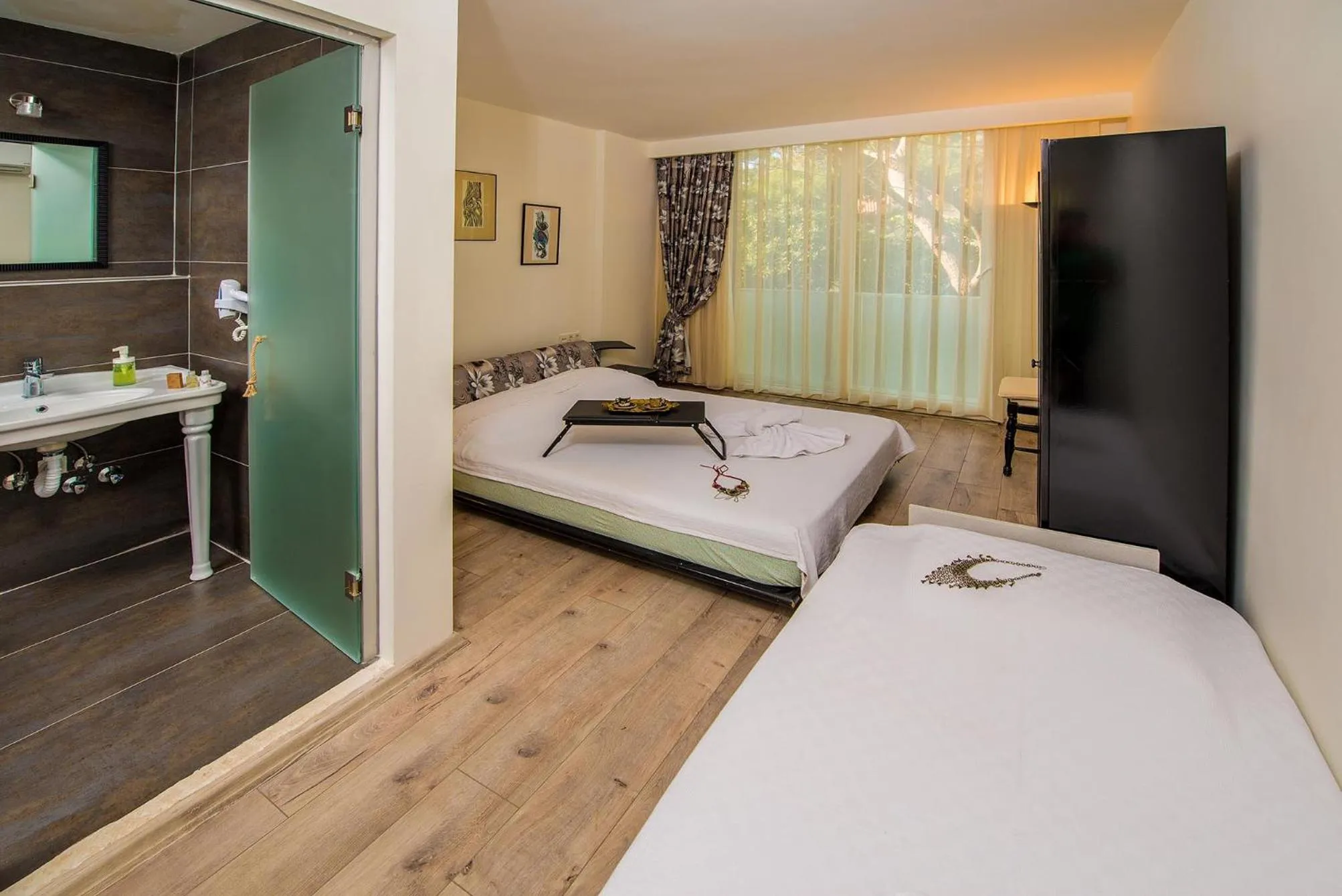 Photo of the whole room, Bed in Destina Hotel