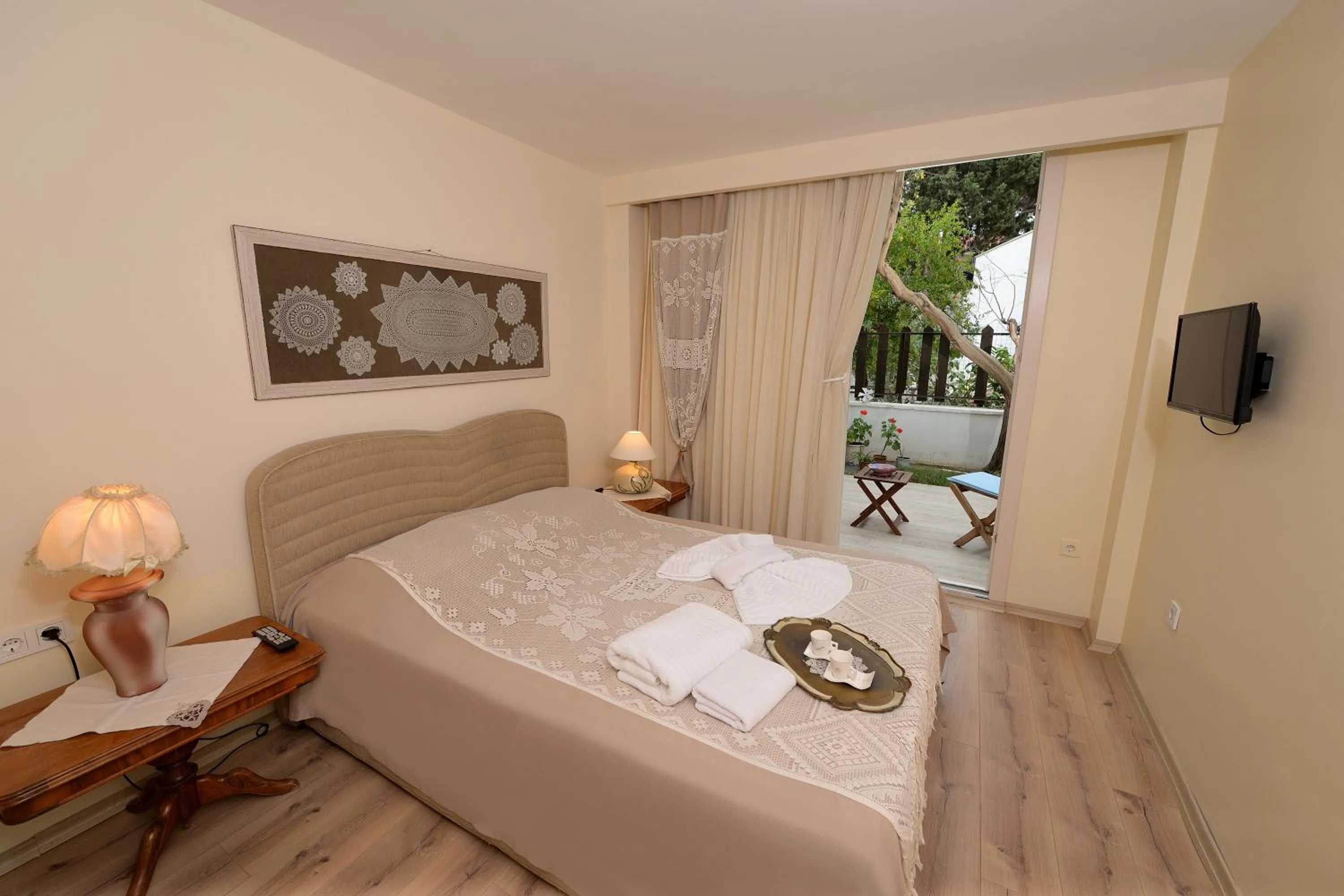 Photo of the whole room, Bed in Destina Hotel