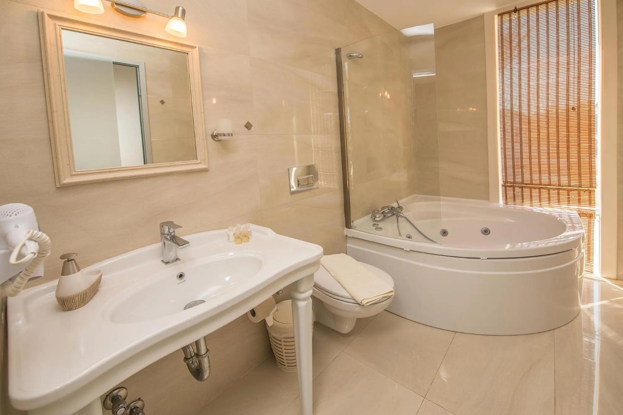 Toilet in Destina Hotel