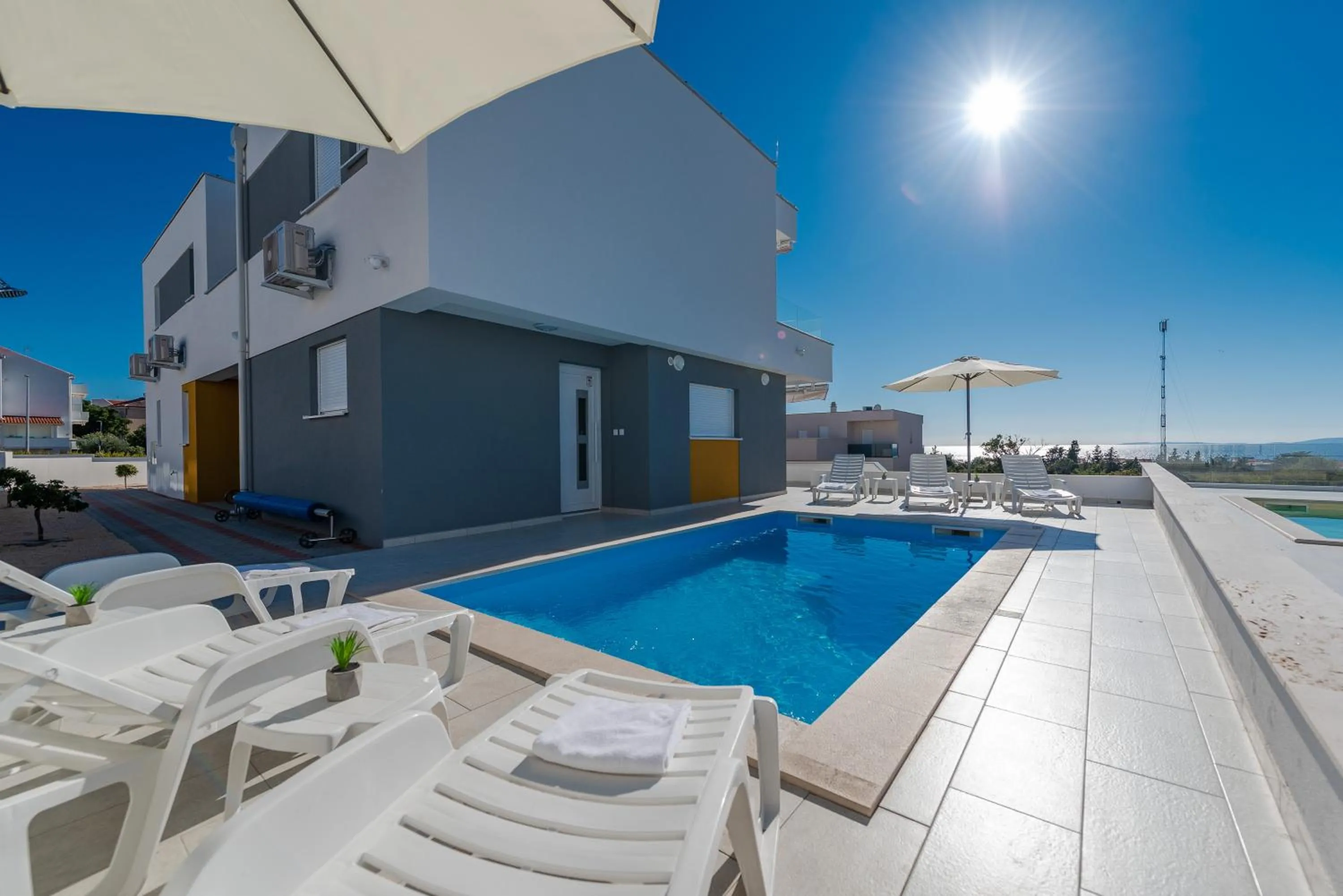 Dario 1. modern & luxury ap. with a pool