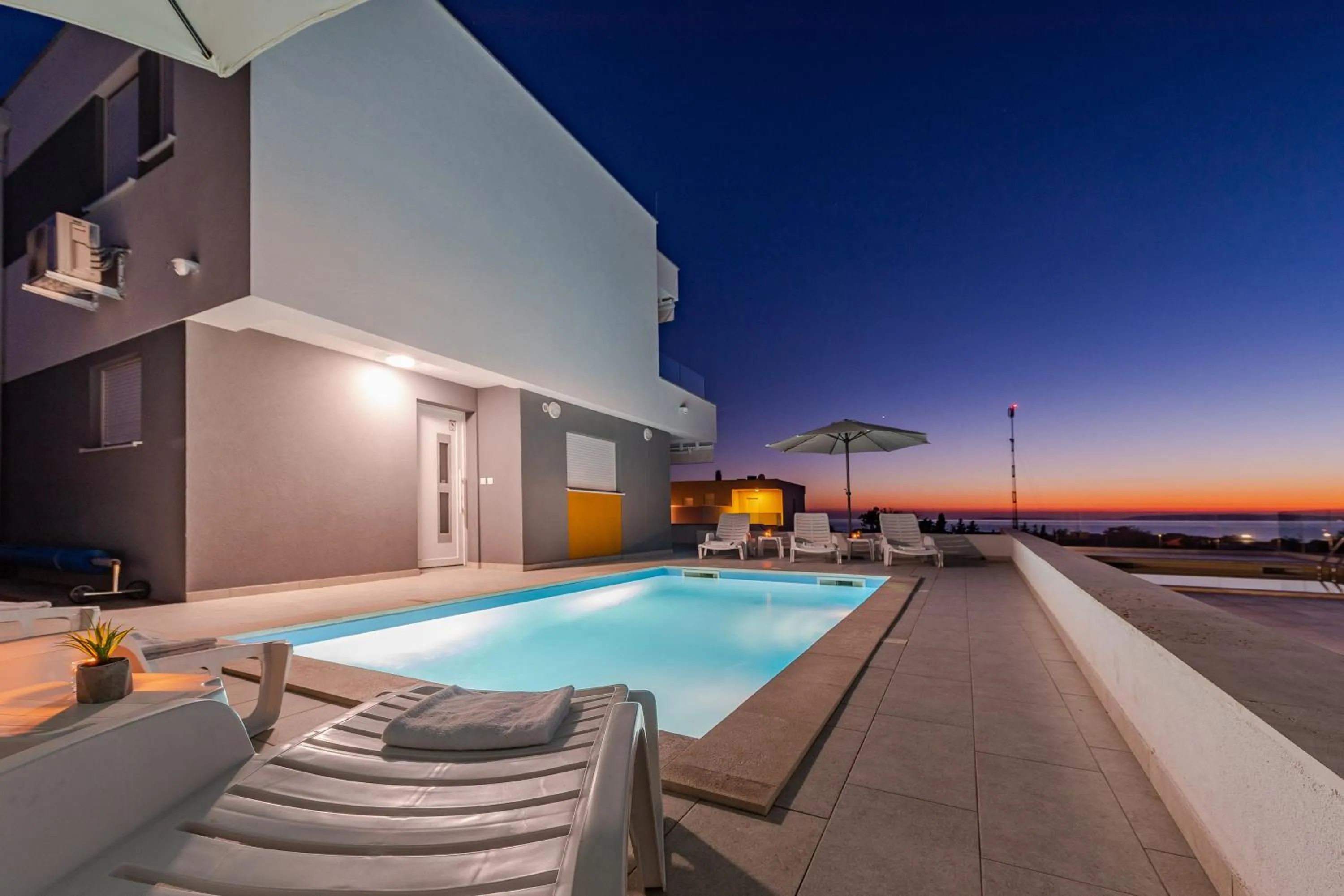 Dario 1. modern & luxury ap. with a pool