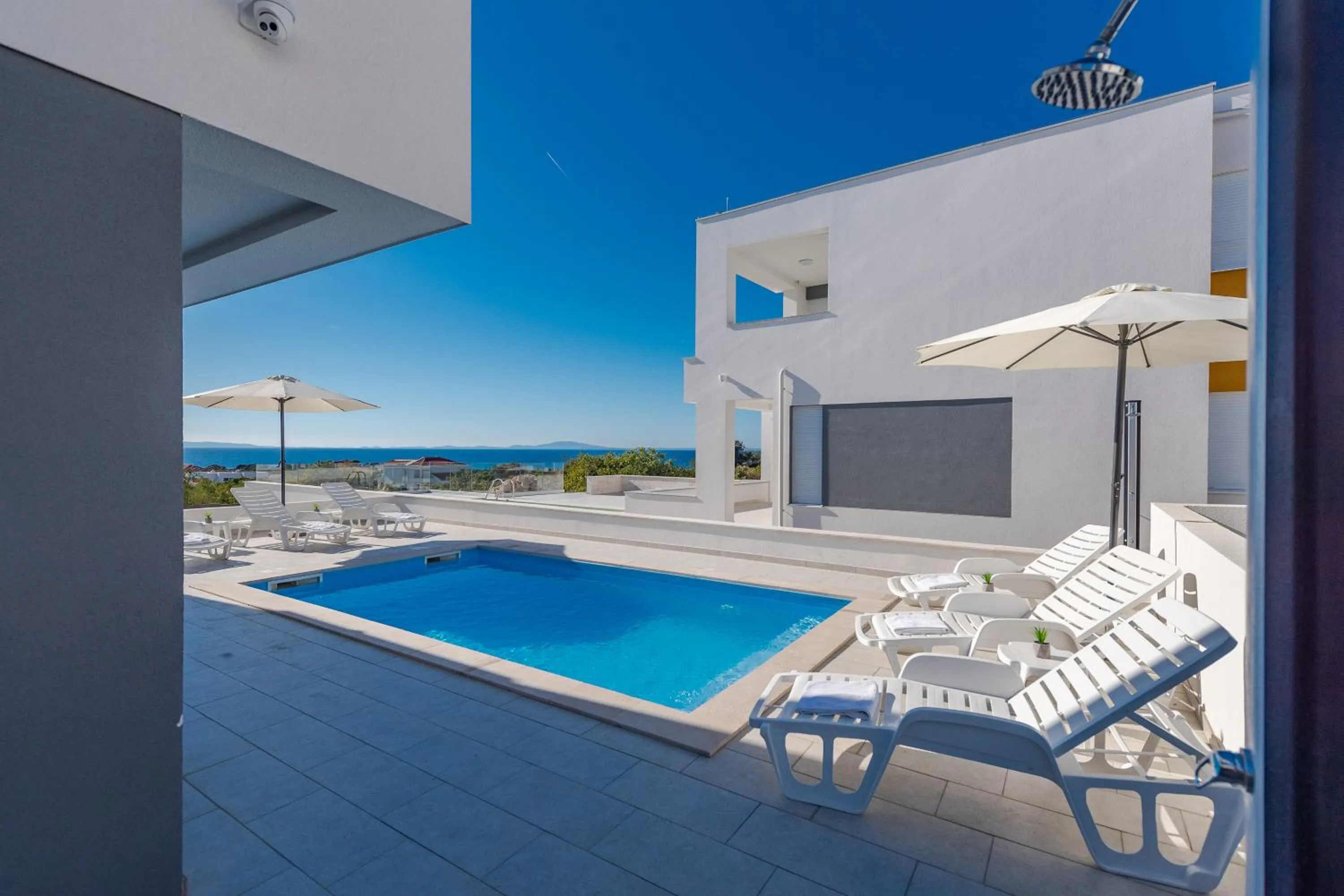 Dario 1. modern & luxury ap. with a pool