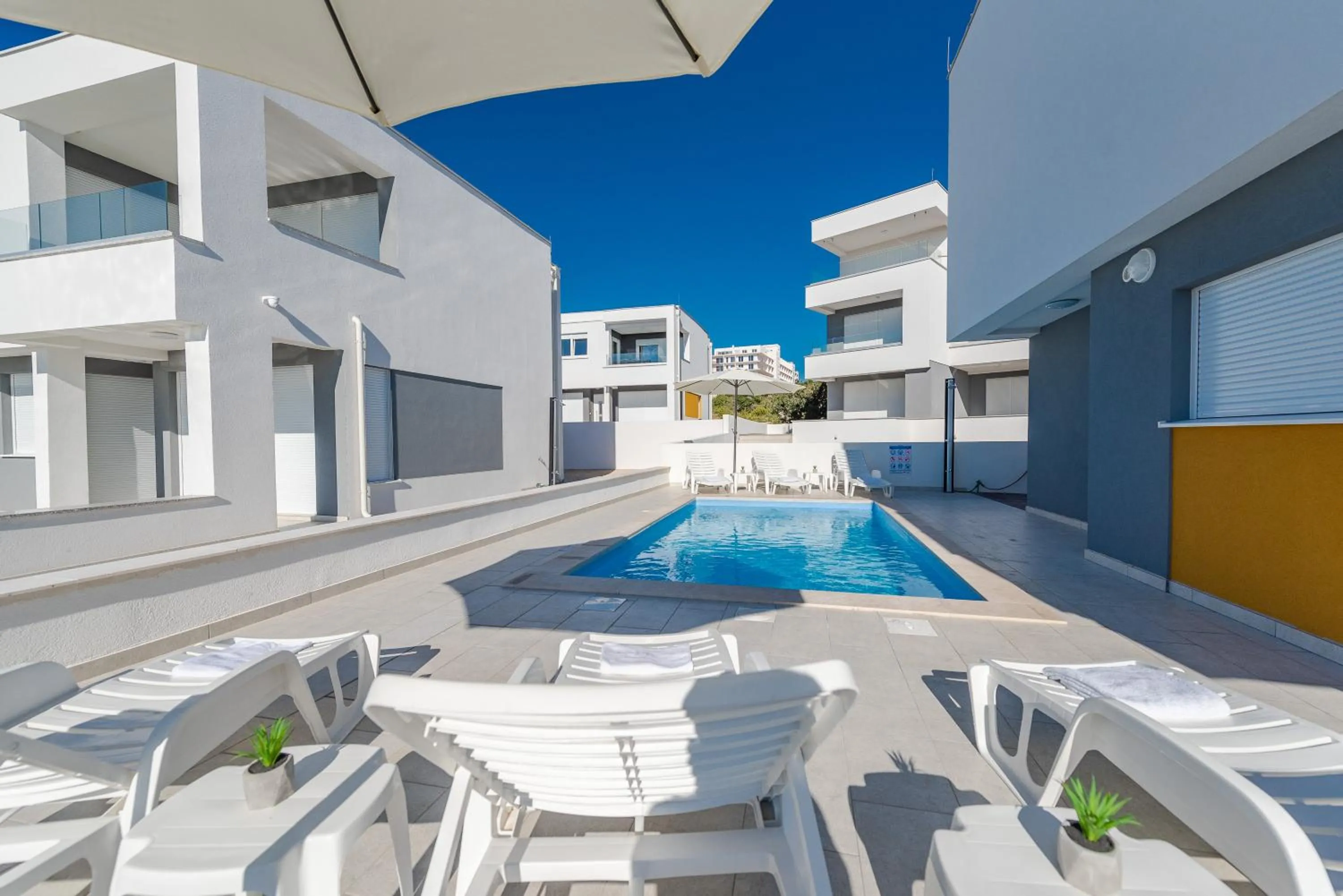 Dario 1. modern & luxury ap. with a pool