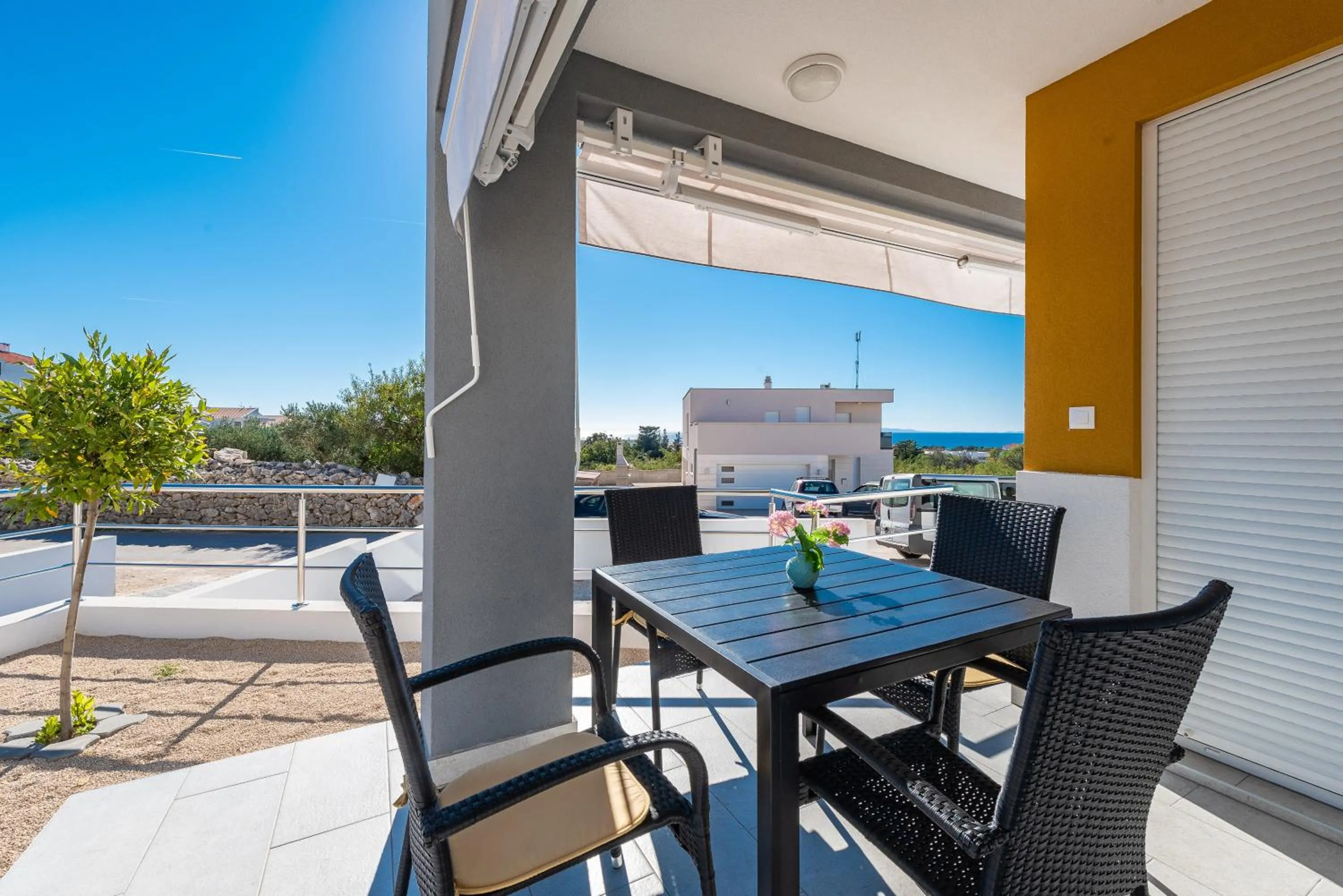 Dario 1. modern & luxury ap. with a pool