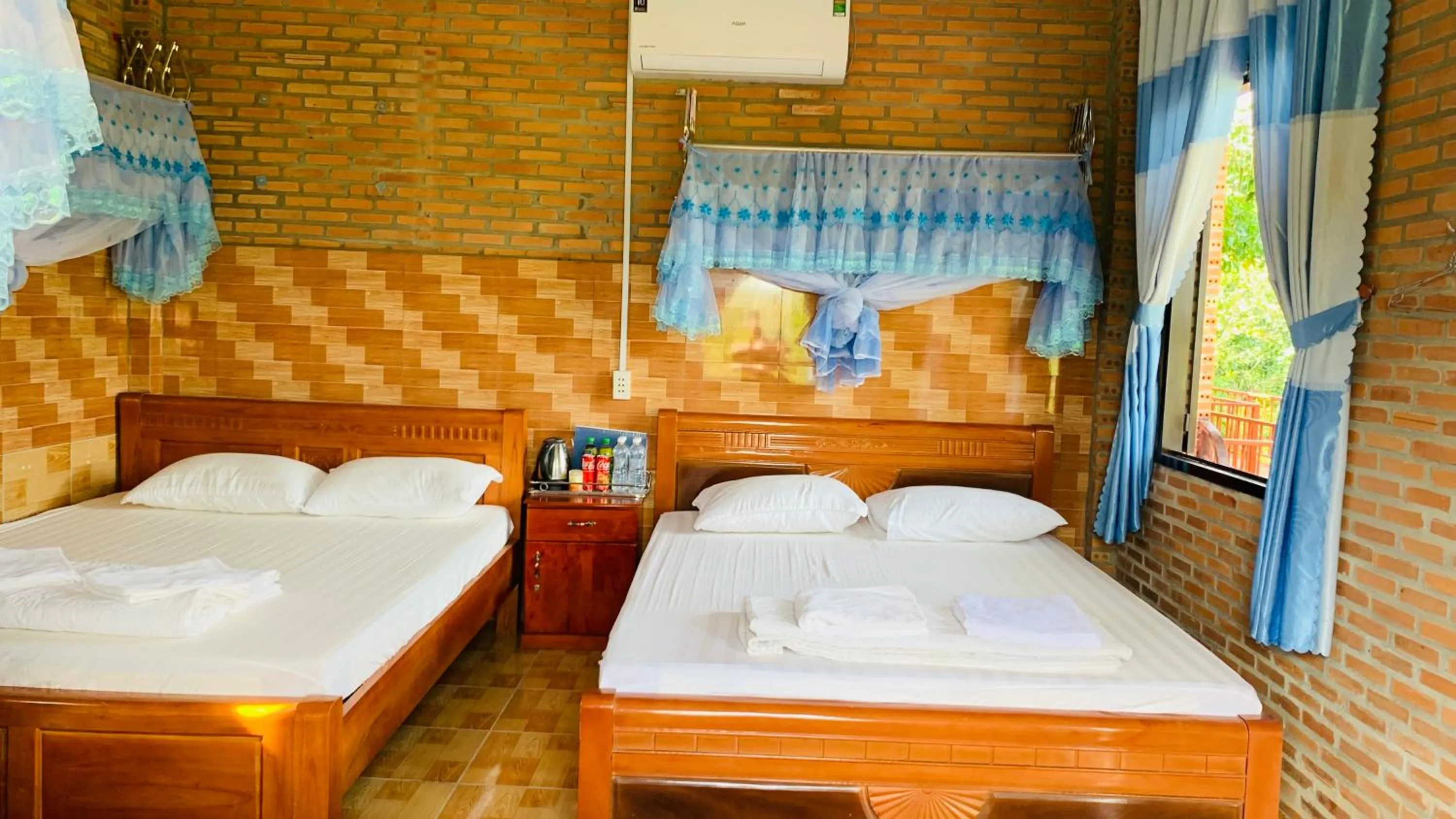 Bed in Gibbon Singing Home Stay