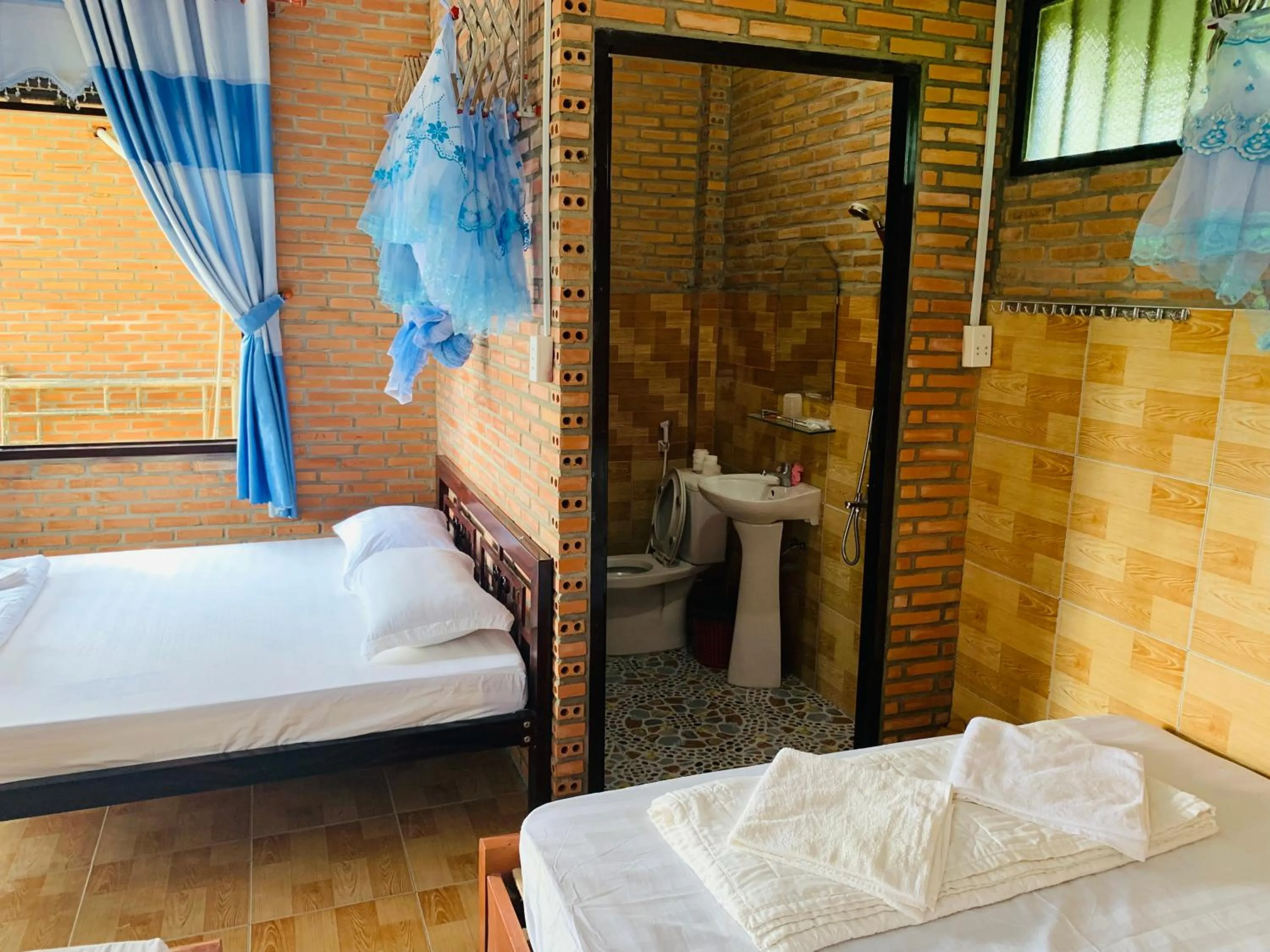 Bed in Gibbon Singing Home Stay