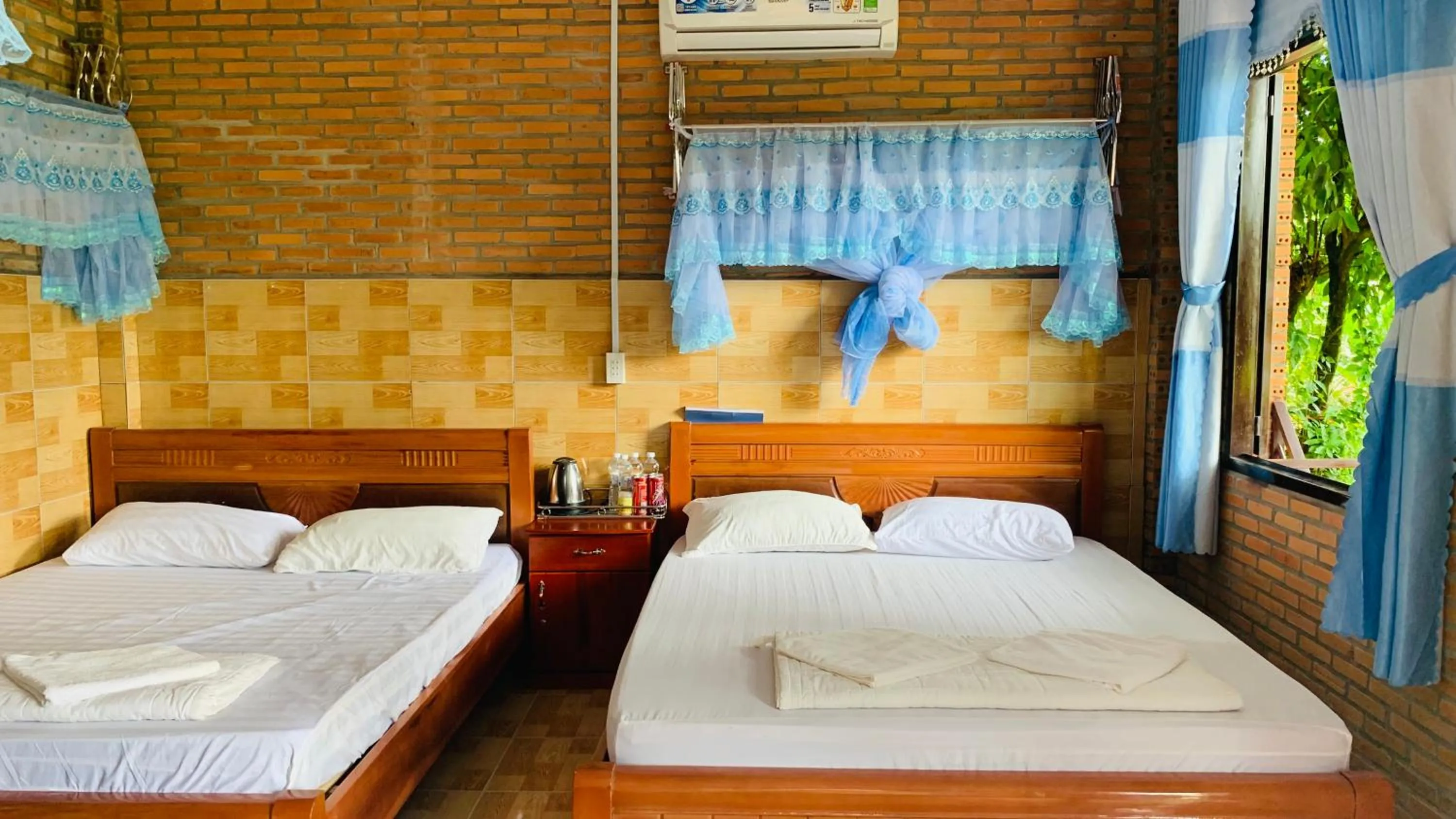 Bed in Gibbon Singing Home Stay
