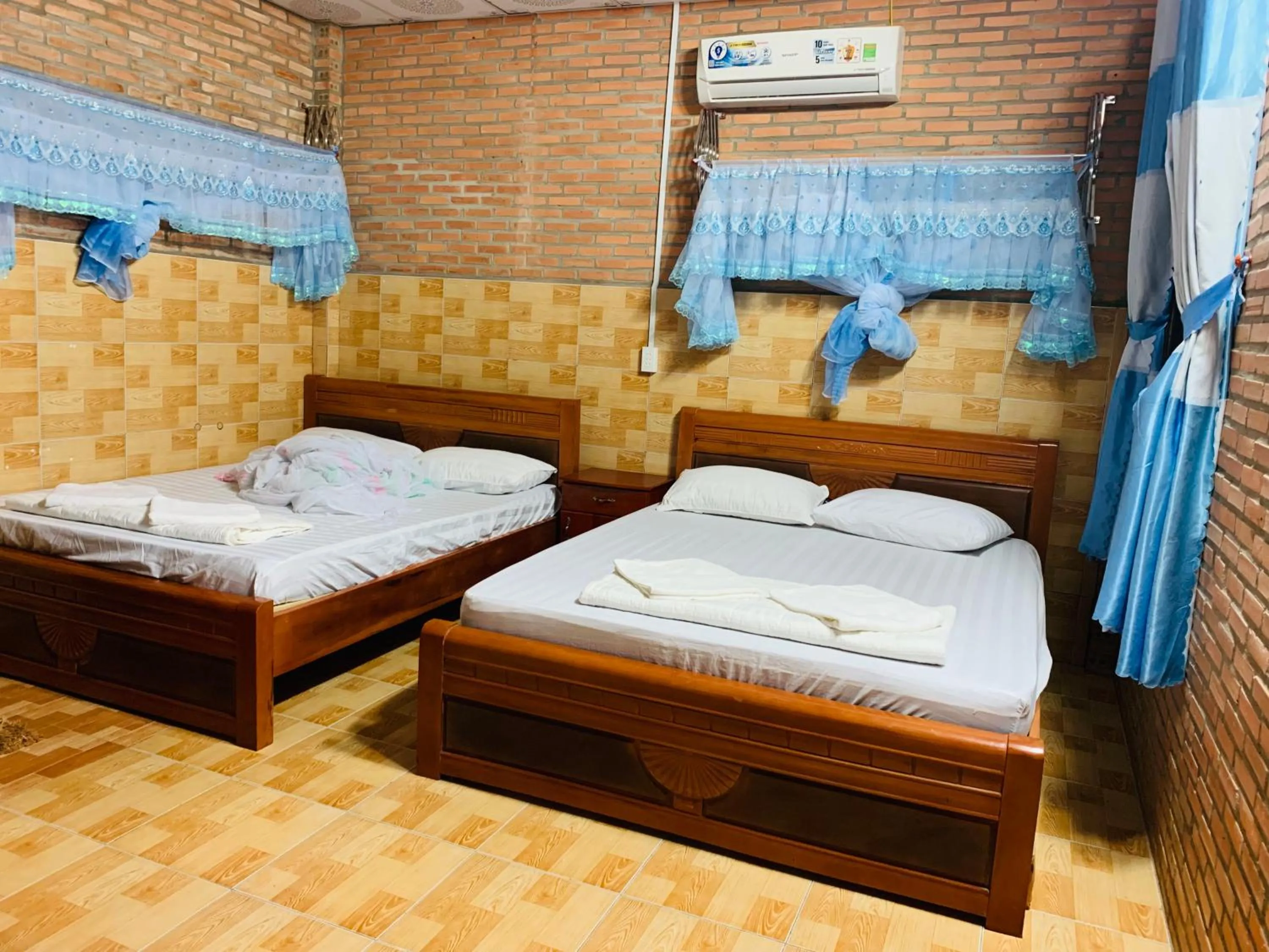 Bed in Gibbon Singing Home Stay